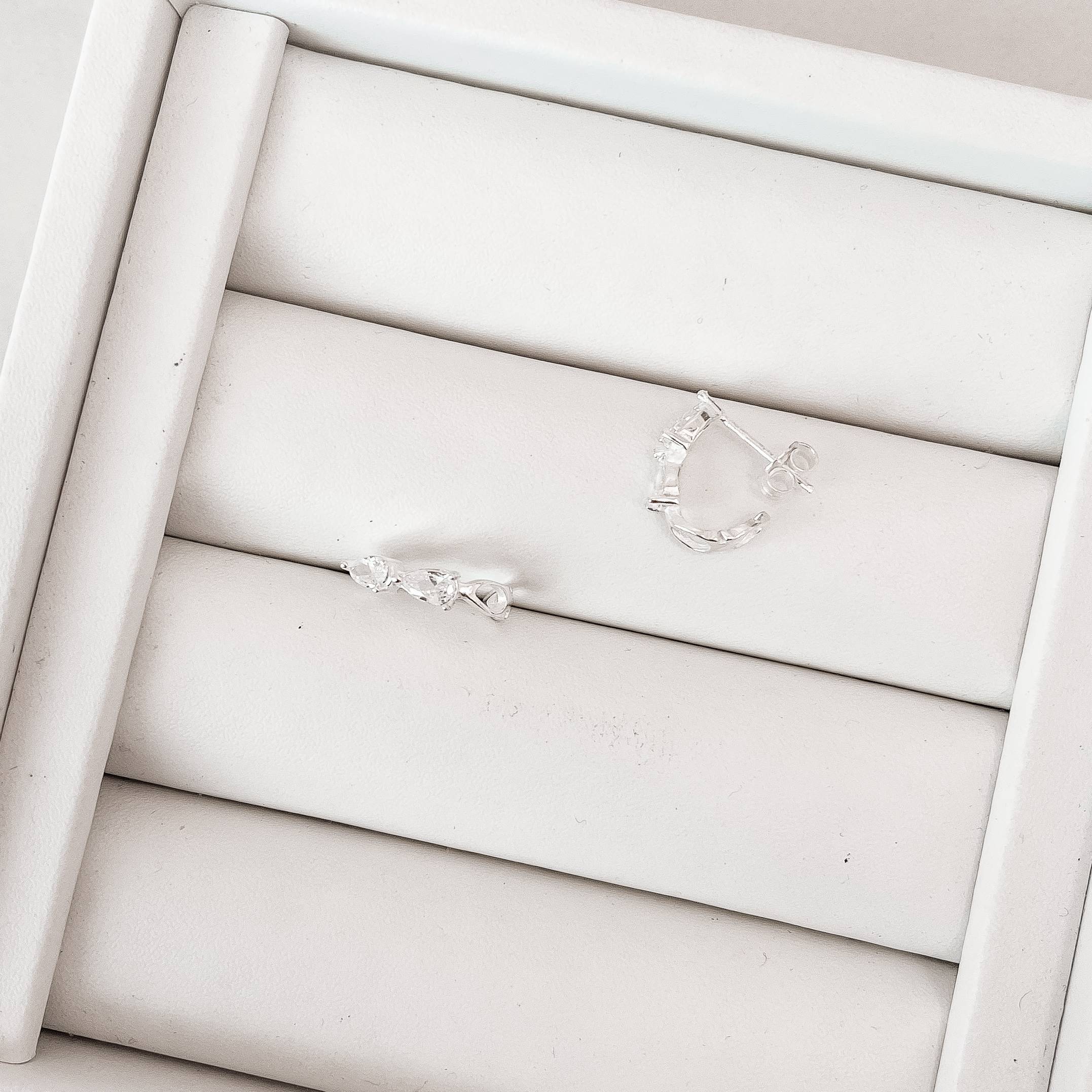 Imagem Secundária Argola oval zircônias gota 14mm tarraxa