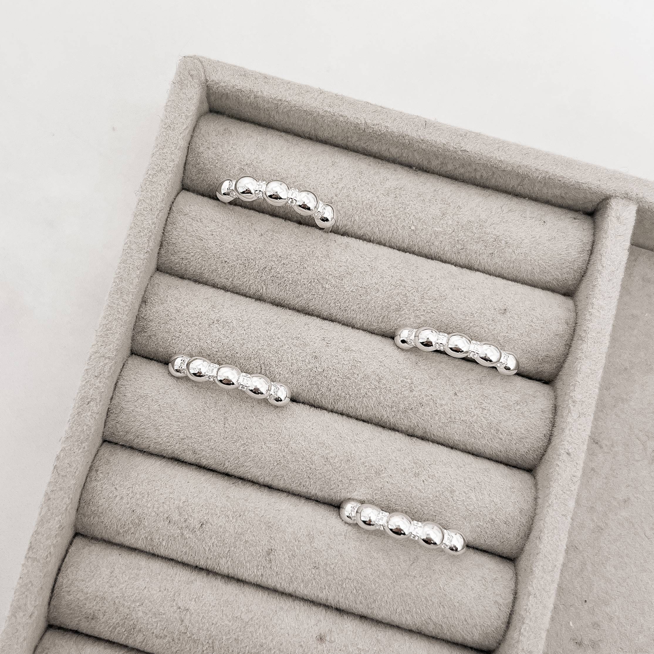 Anel bolas com detalhes cravejados