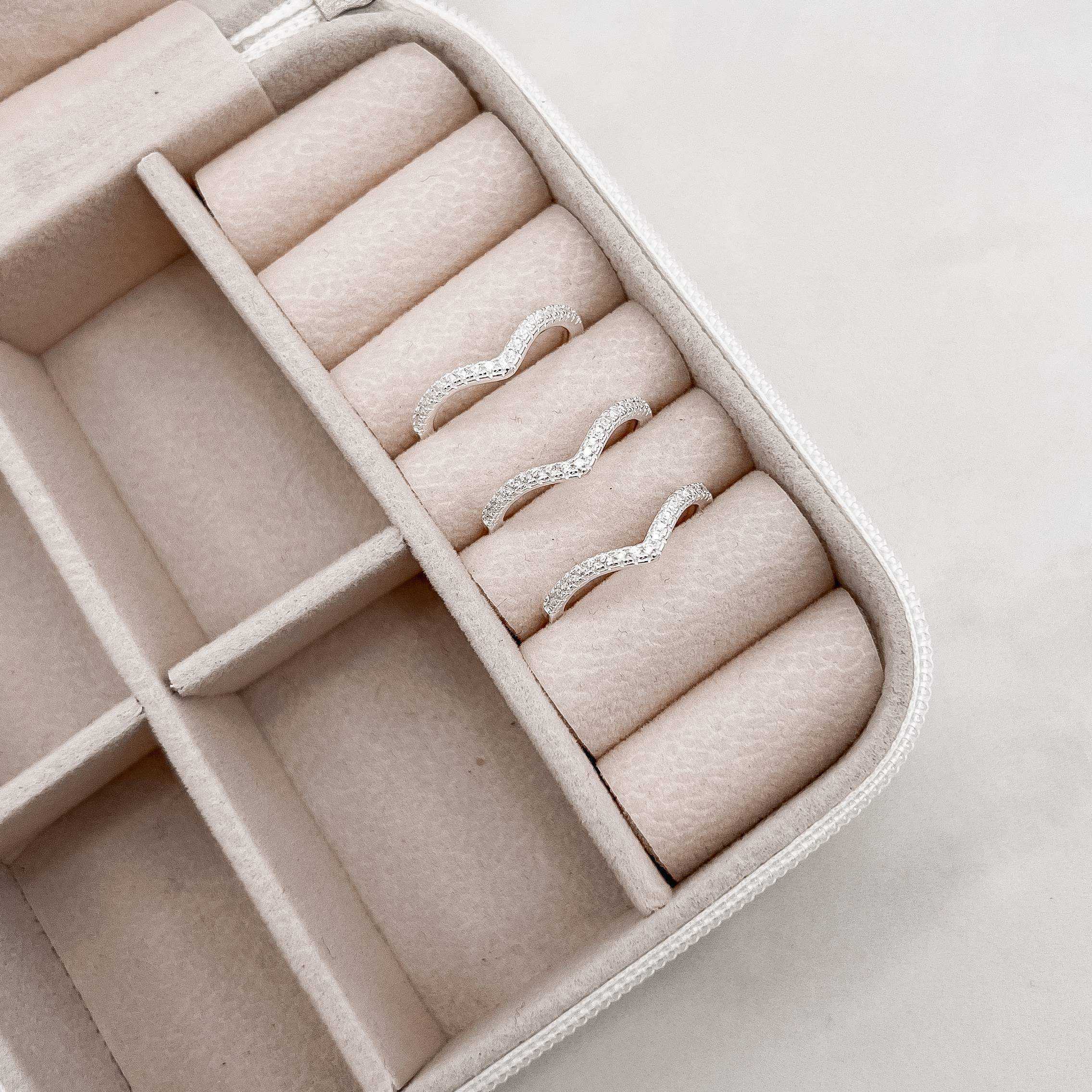 Anel V cravejado cristal