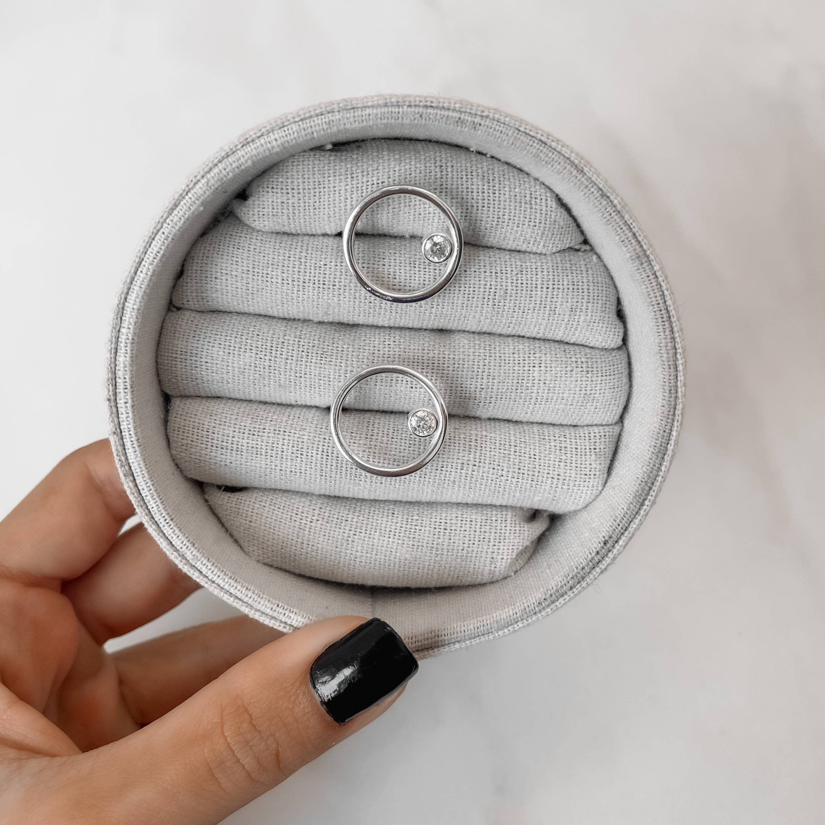 Imagem Anel círculo vazado com zircônia