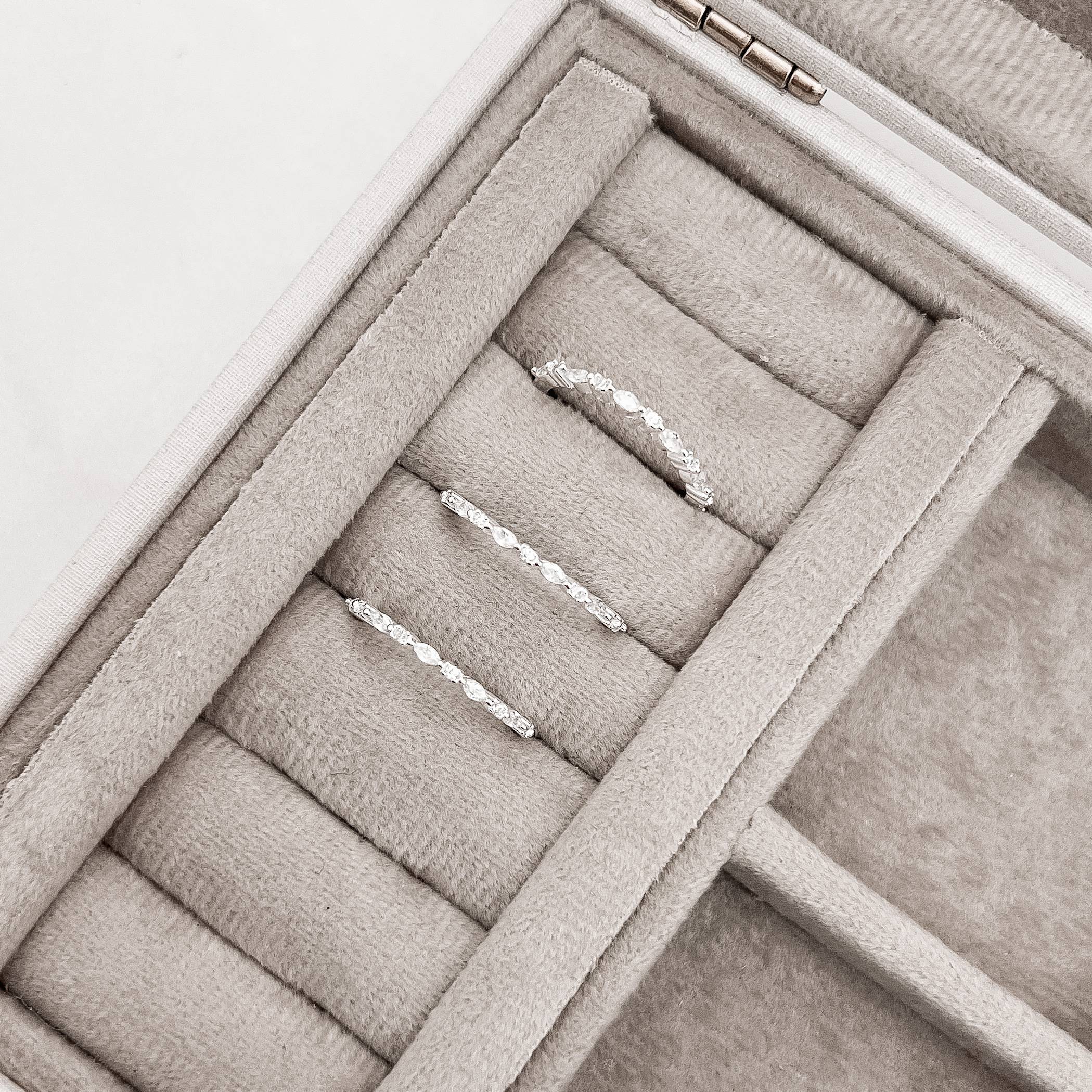 Anel zircônias redonda e navete