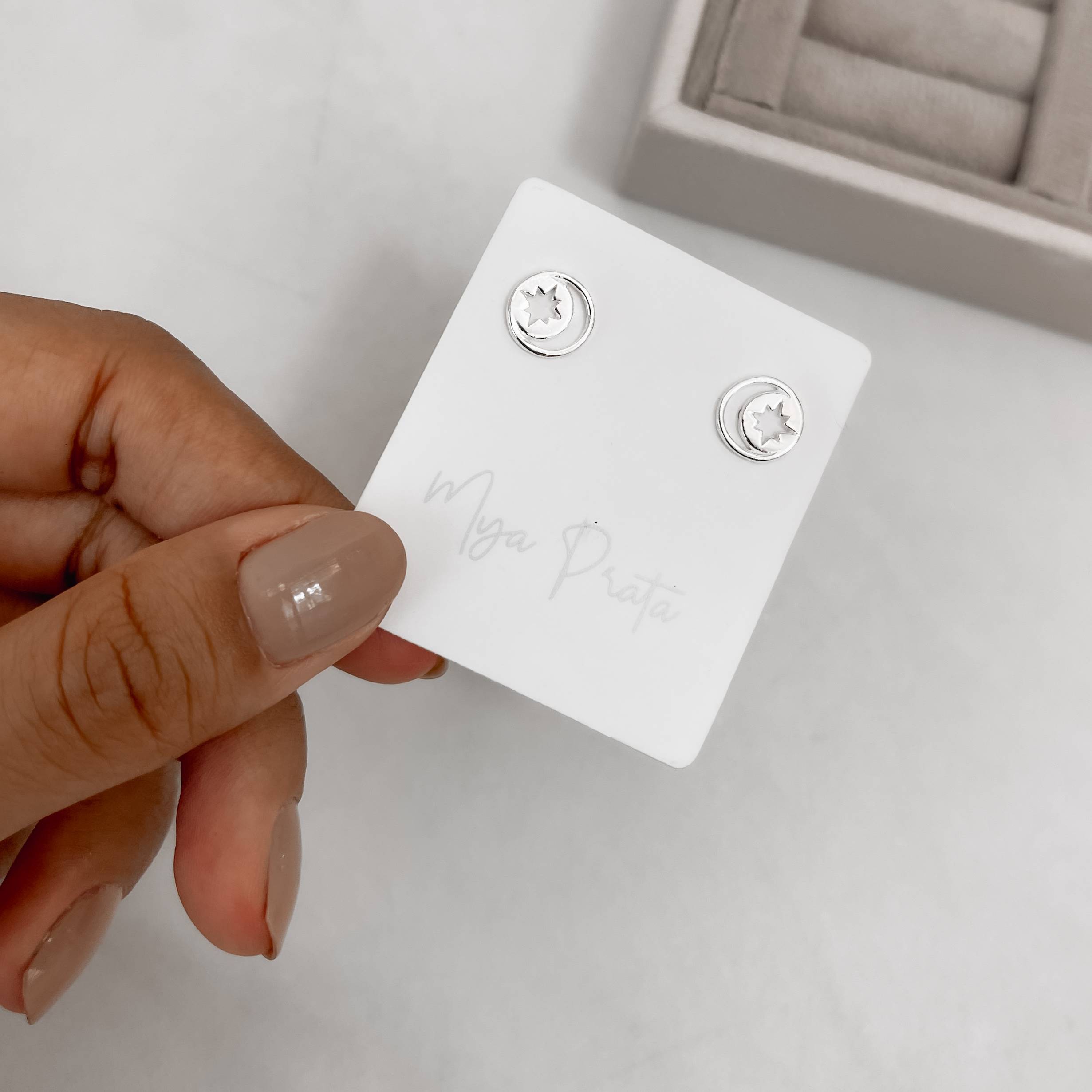 Imagem Brinco medalha lua e estrela vazadas 9mm