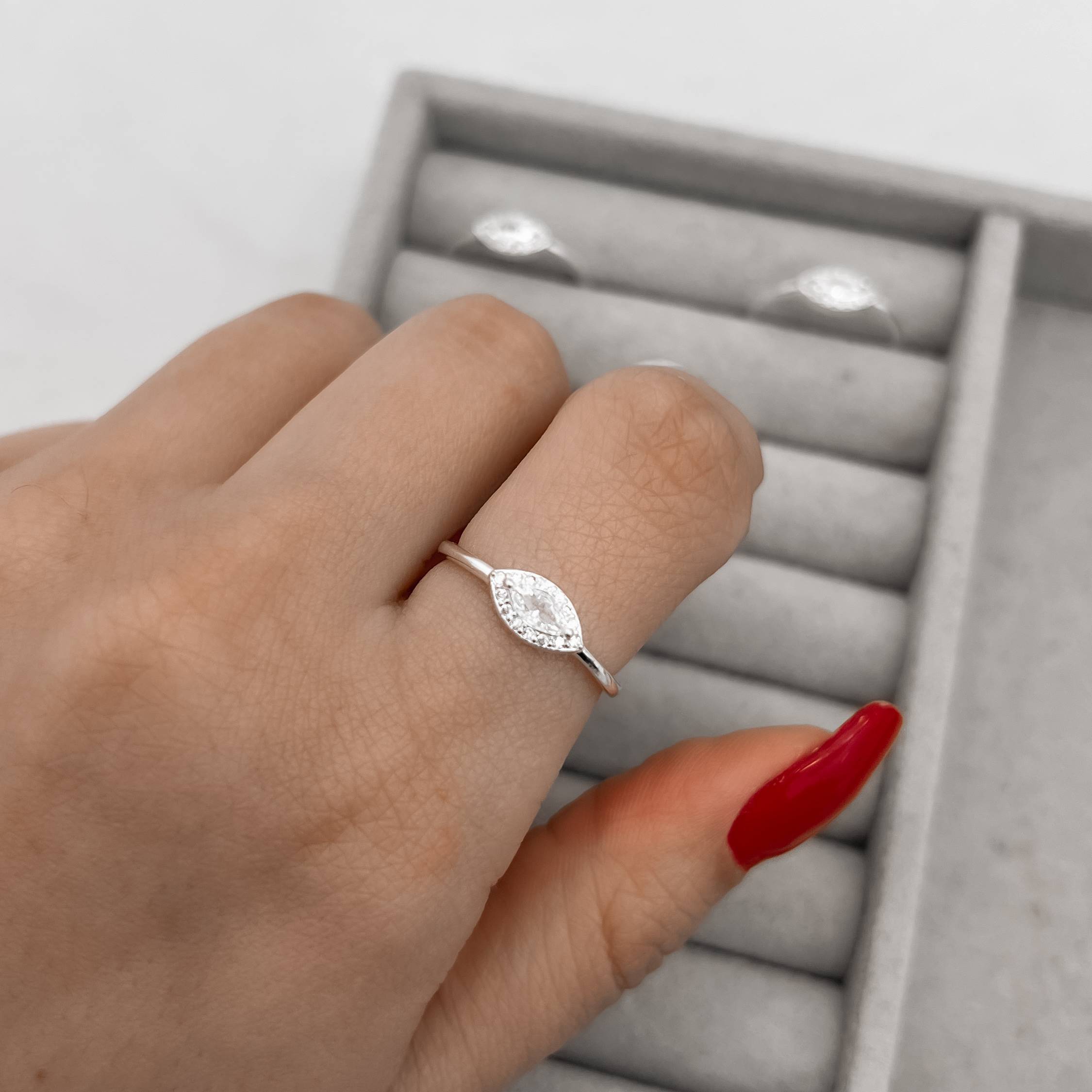 Anel zircônia navete com cravejado