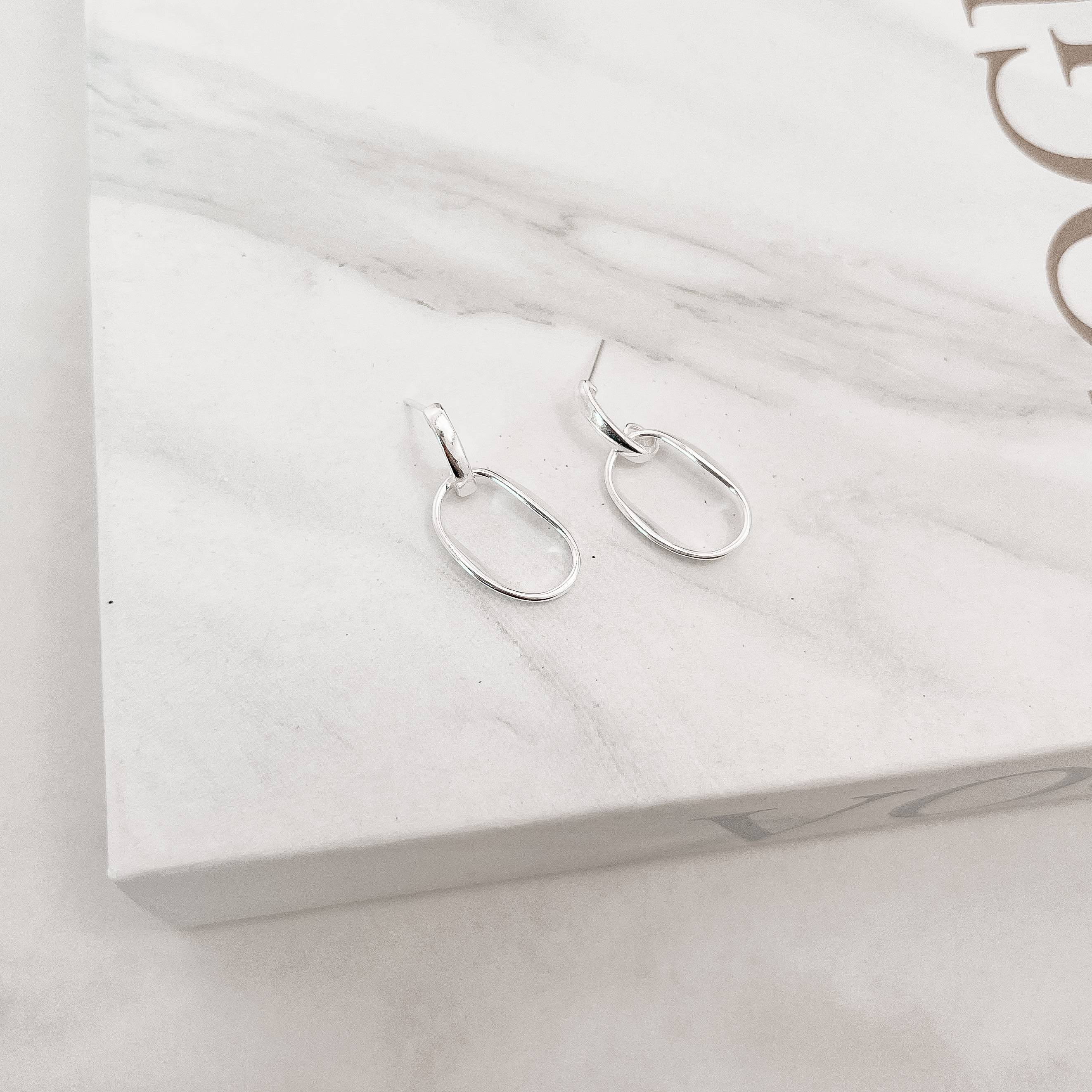 Imagem Brinco meia argola pingente elo oval 19mm tarraxa