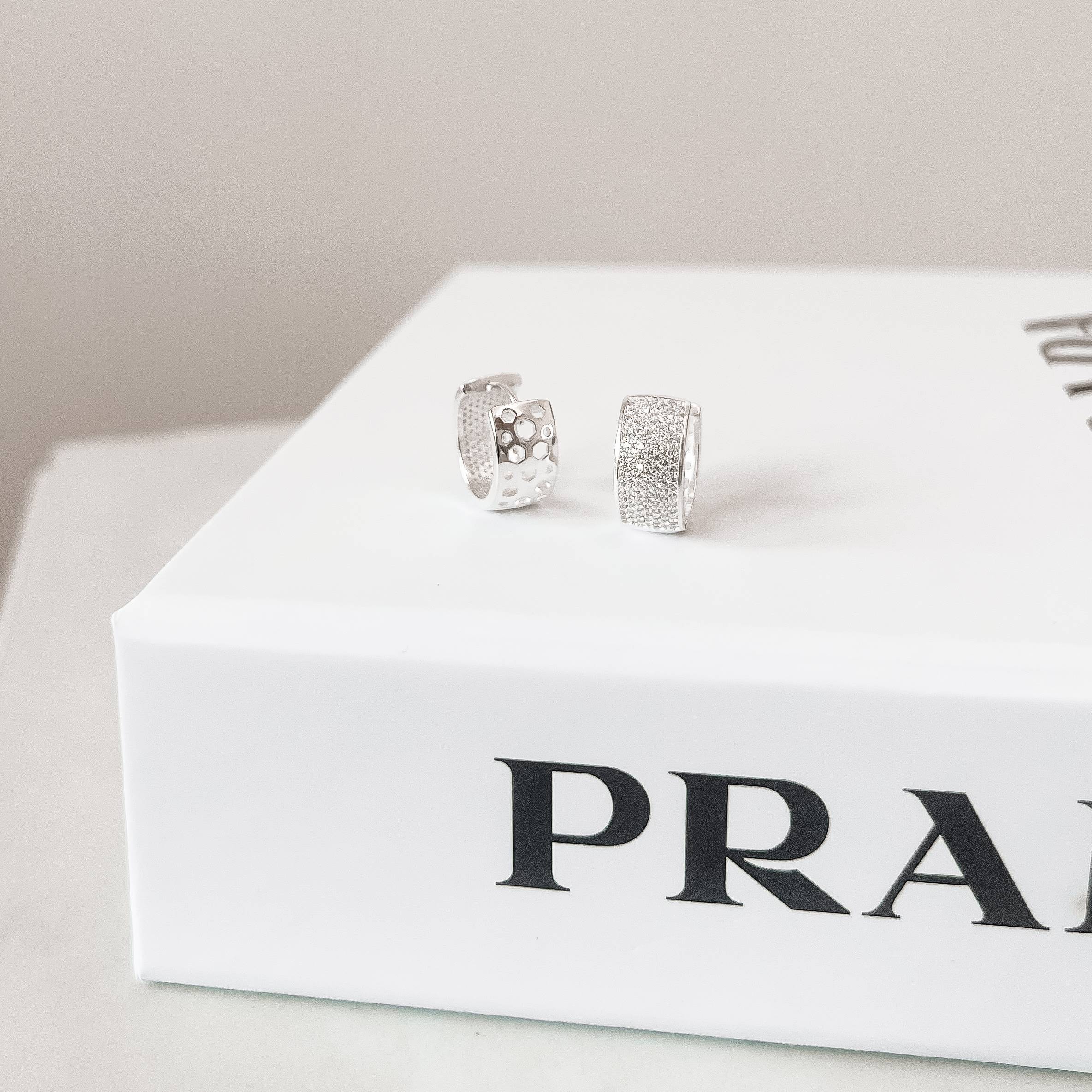 Imagem Secundária Argola click larga cravejada 16mm detalhe geométrico vazado