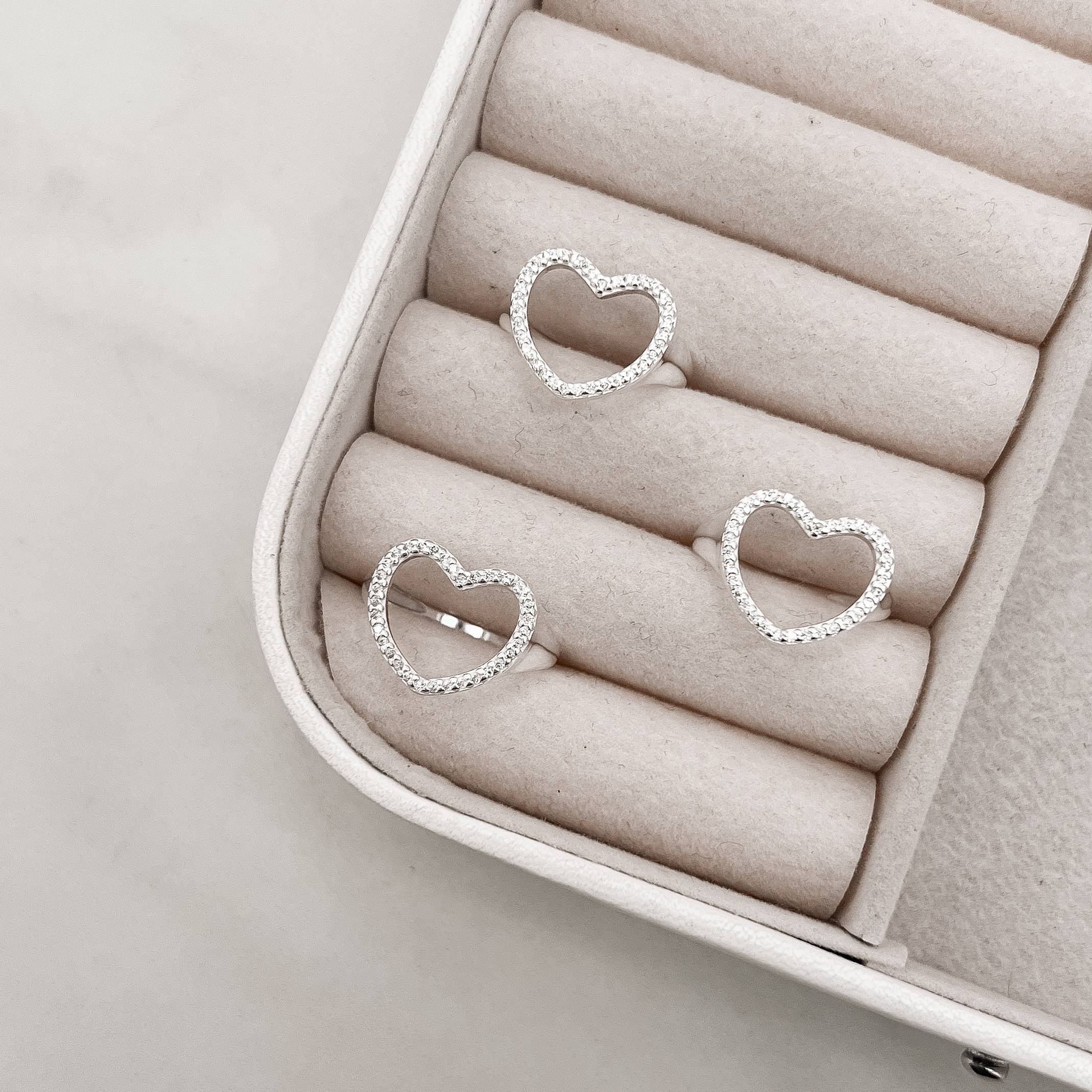 Anel coração vazado cravejado 16mm