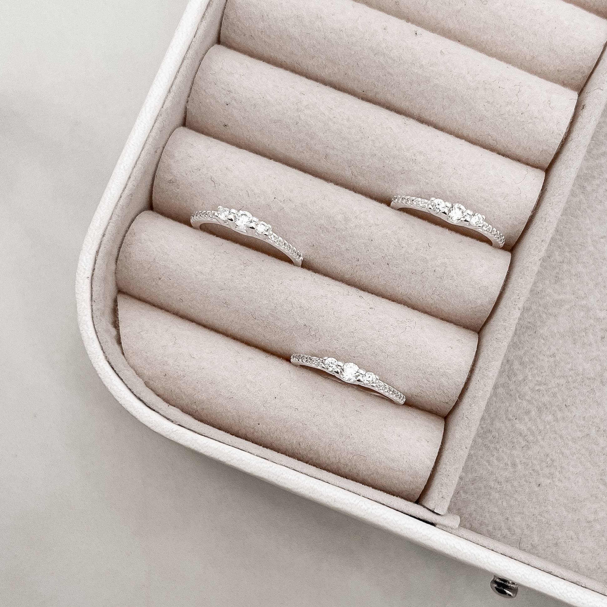 Anel meia aliança com 3 zircônias