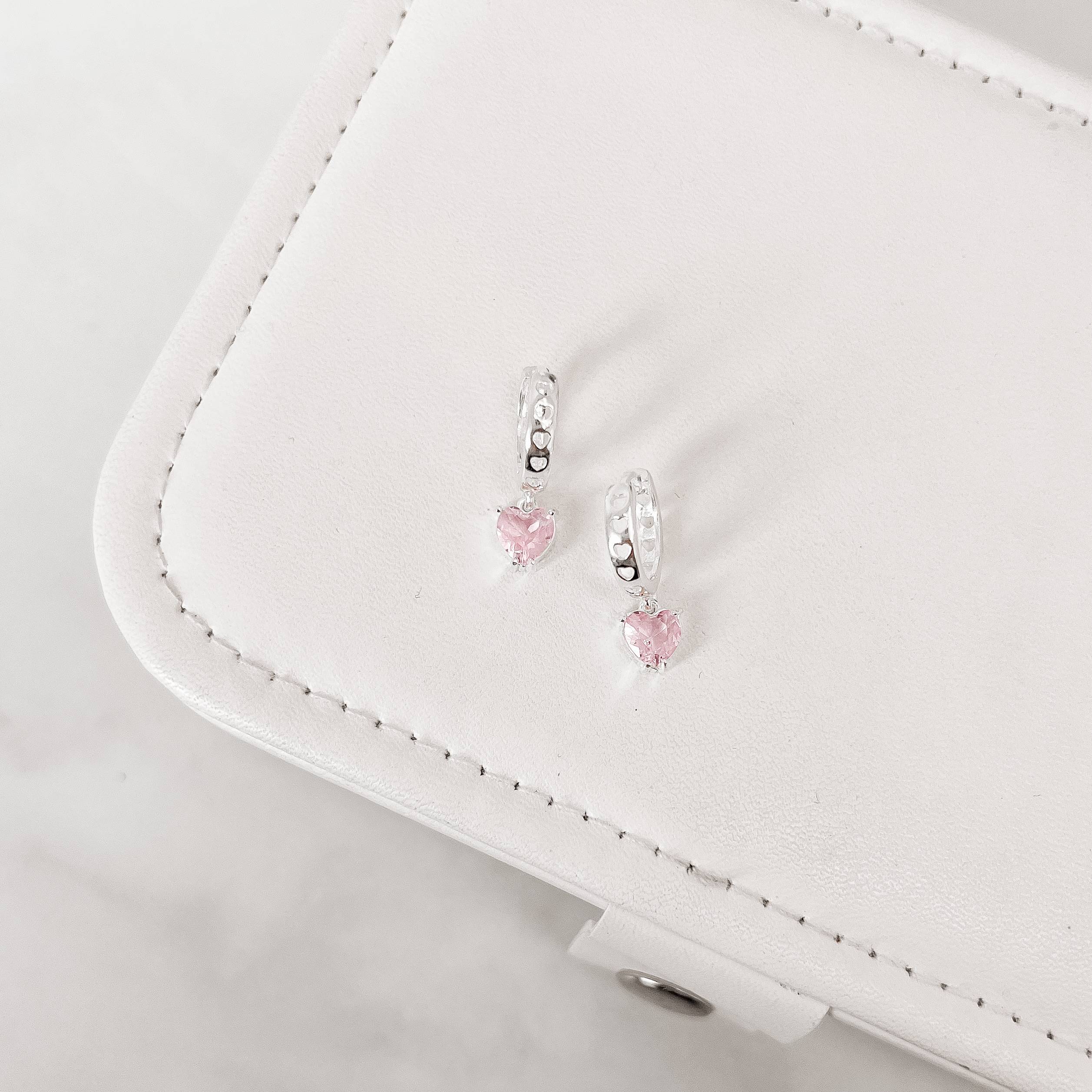 Argola click corações vazados 12mm pingente zircônia coração rosa