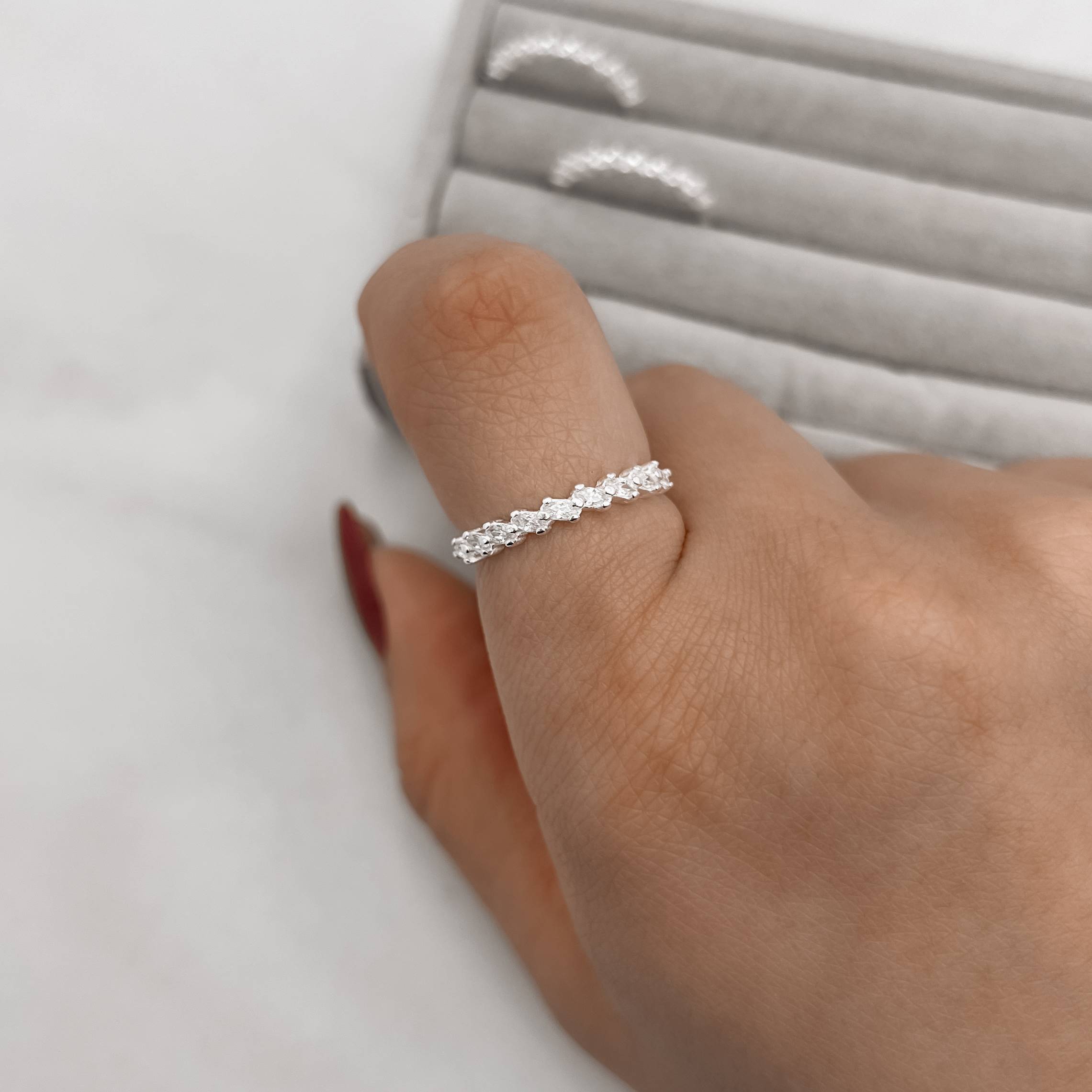 Anel meia aliança zircônias navete de lado