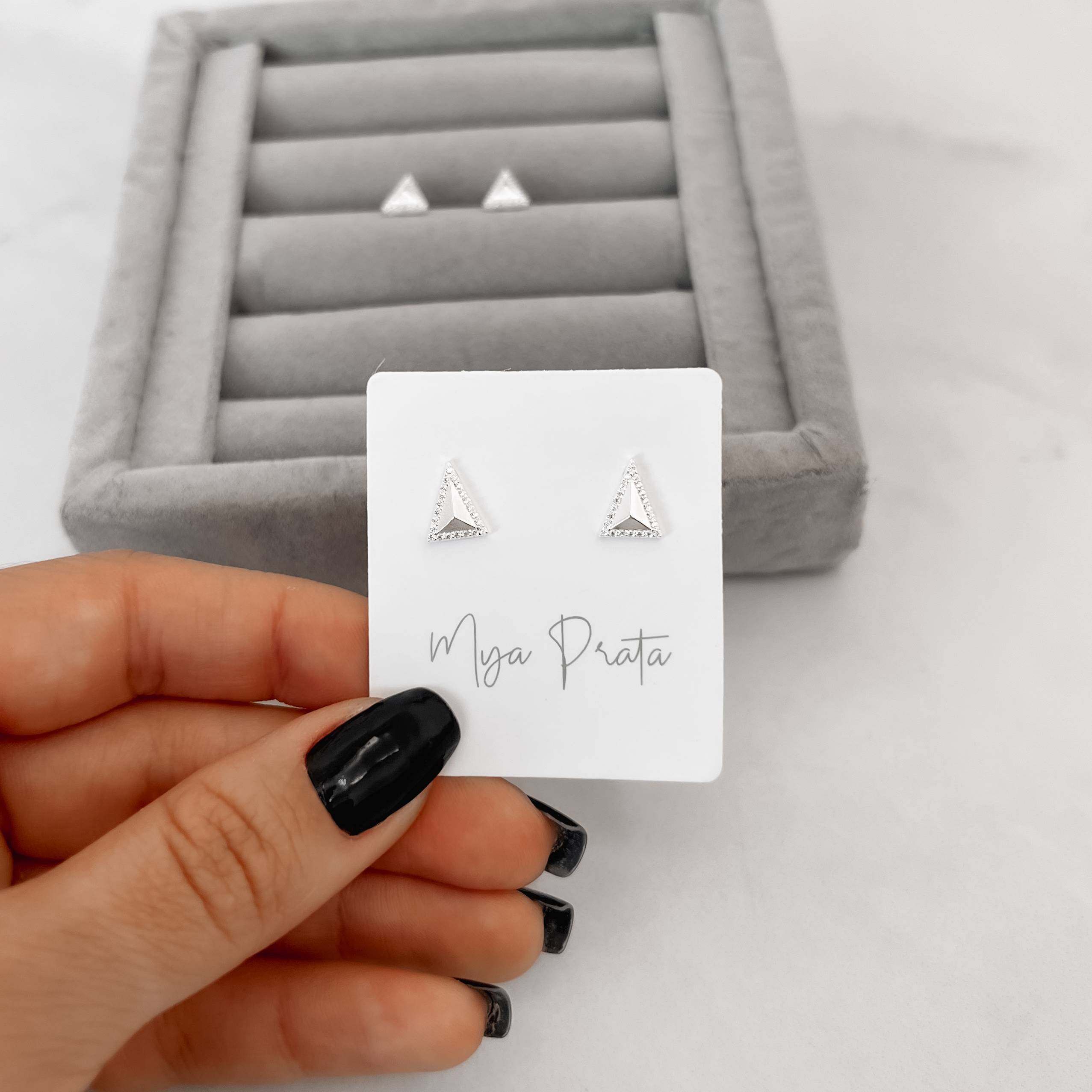 Imagem Secundária Brinco triângulo borda cravejada 9mm