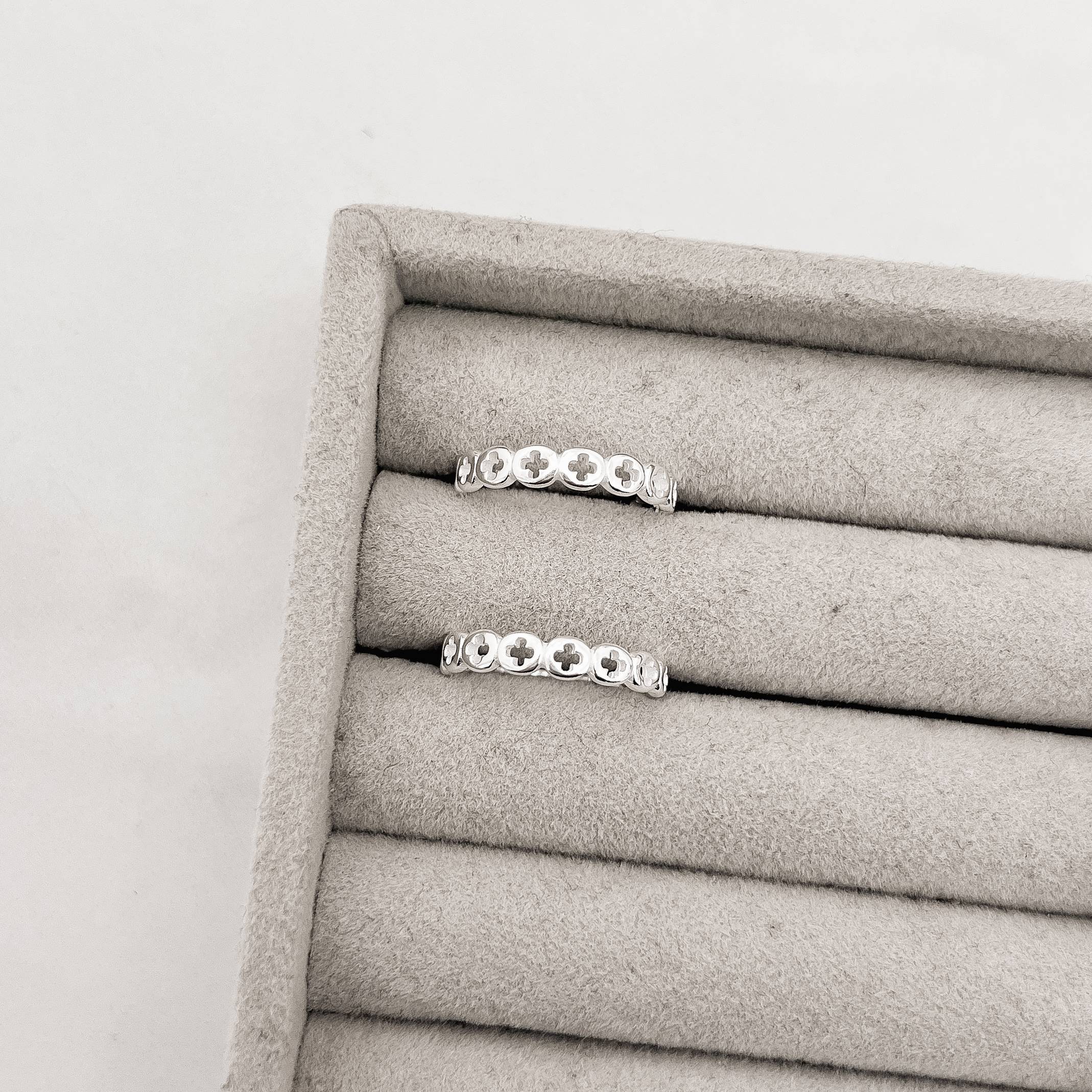 Anel mini medalhas trevos vazados