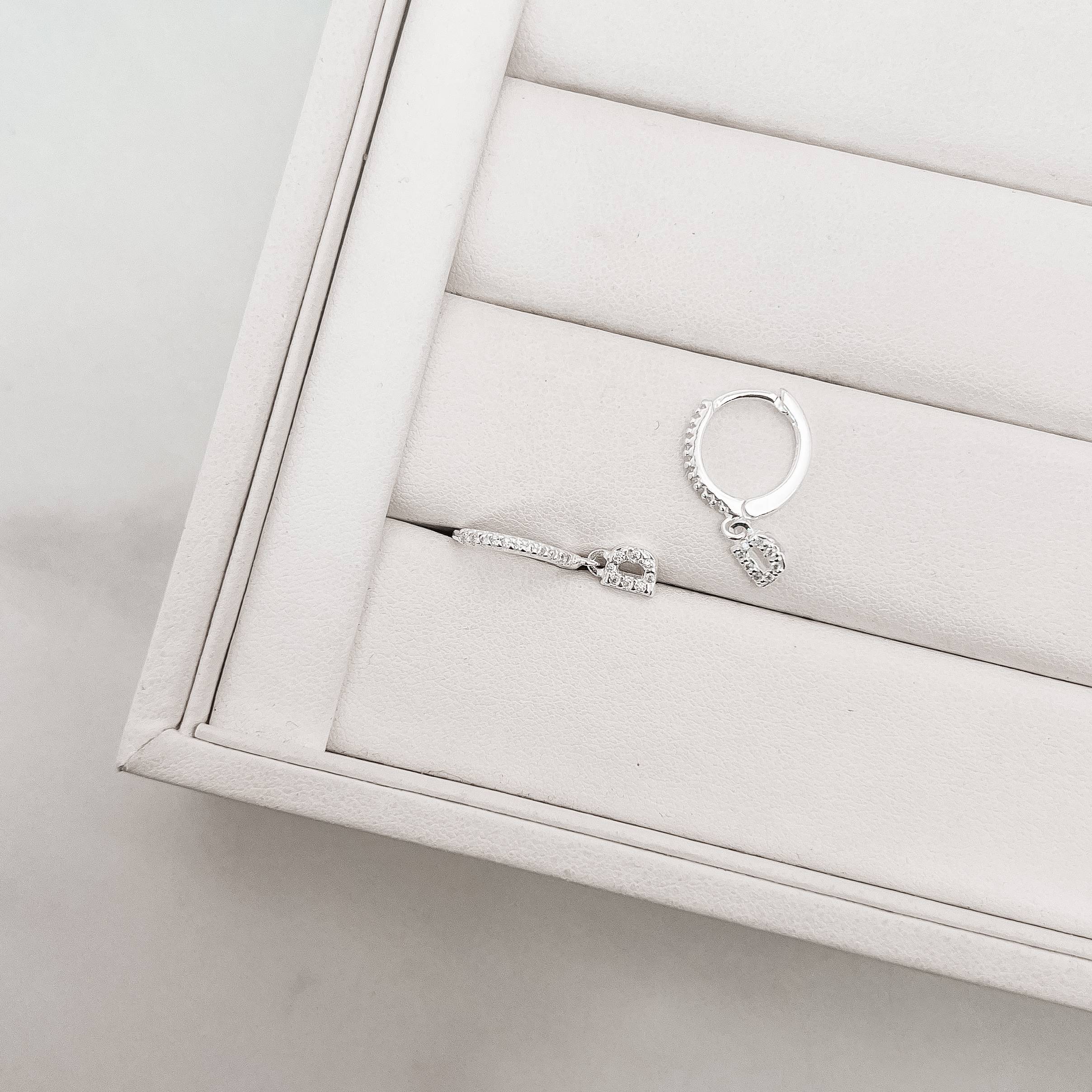 Imagem Argola click cravejada 14mm pingente letra D