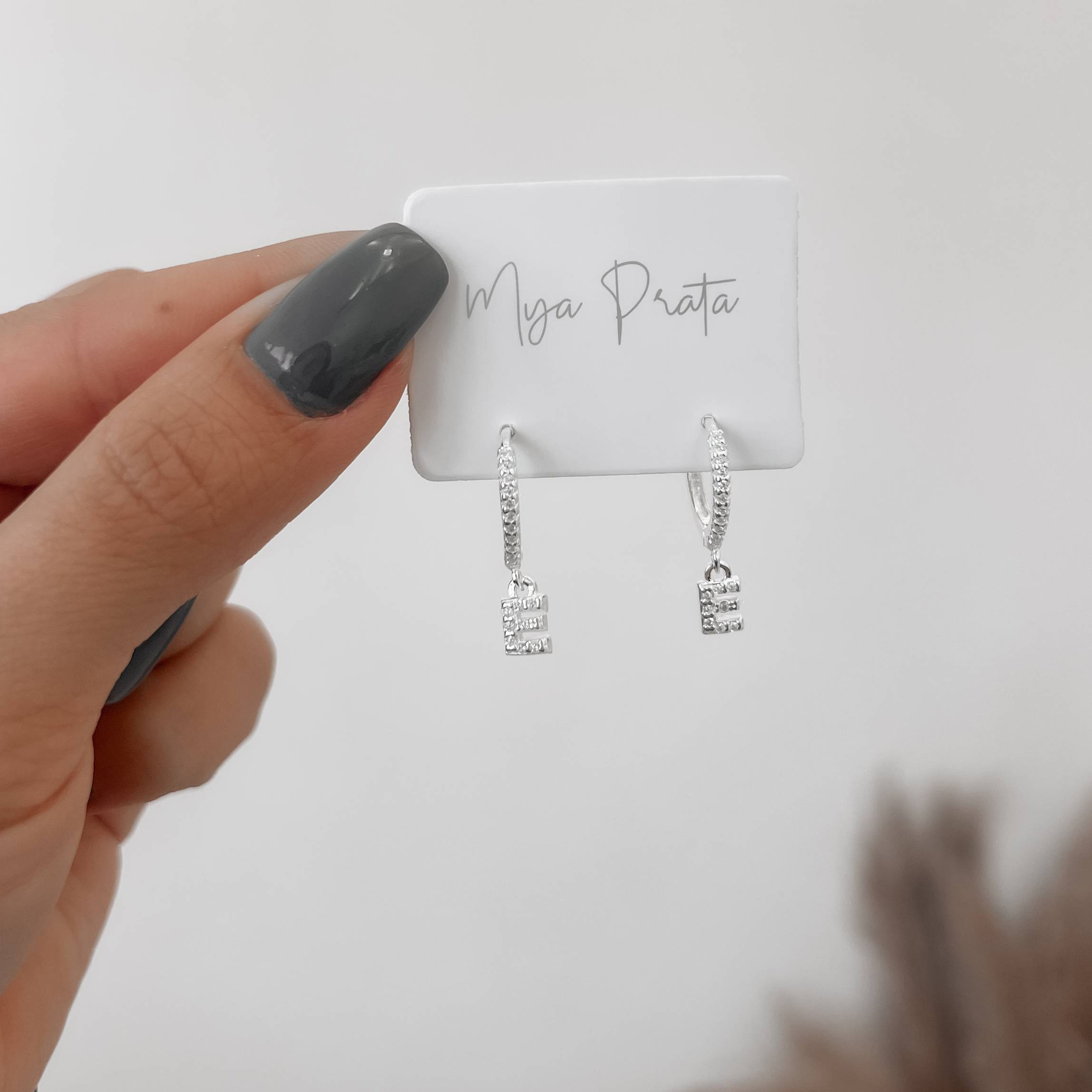 Argola click cravejada 14mm pingente letra E