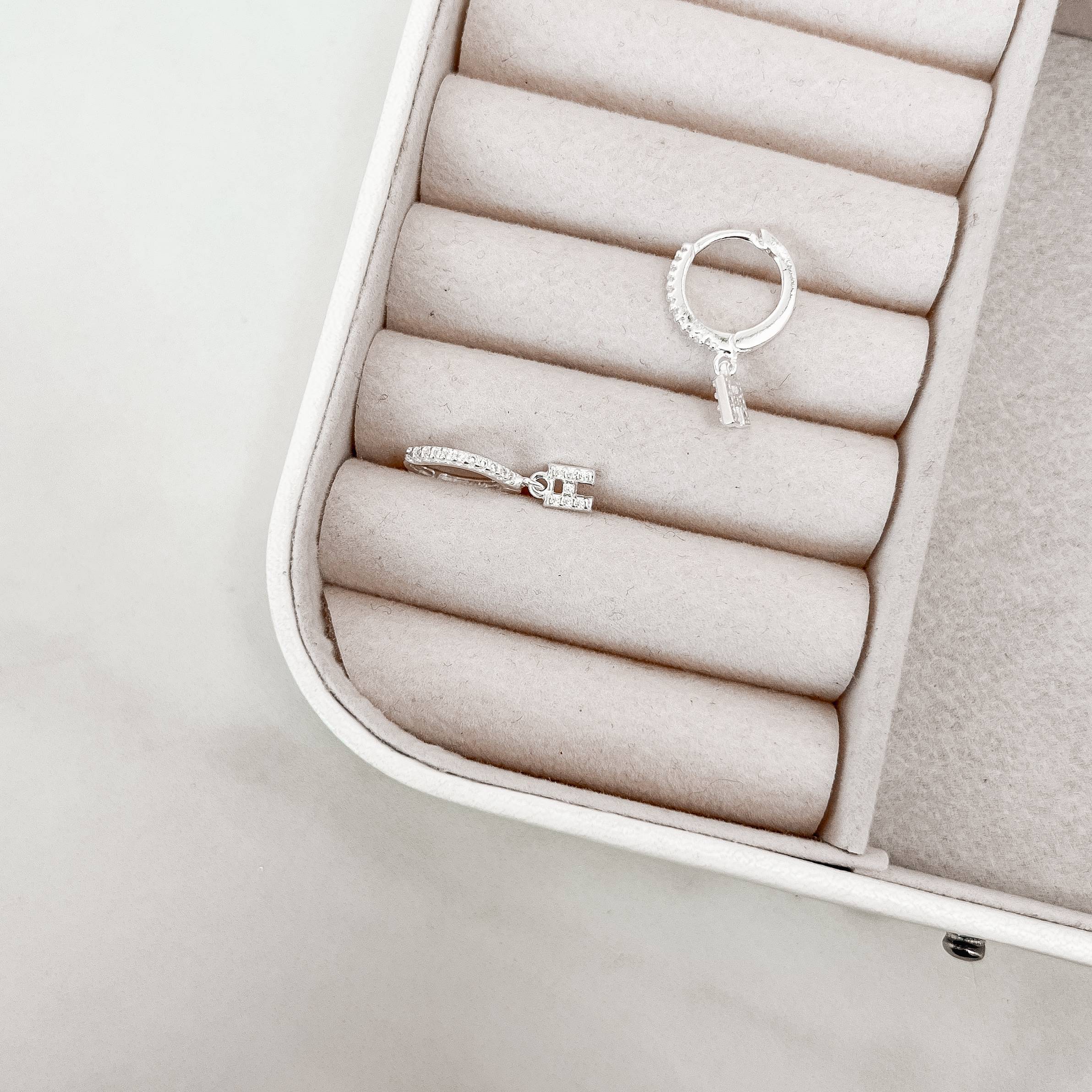 Imagem Argola click cravejada 14mm pingente letra H