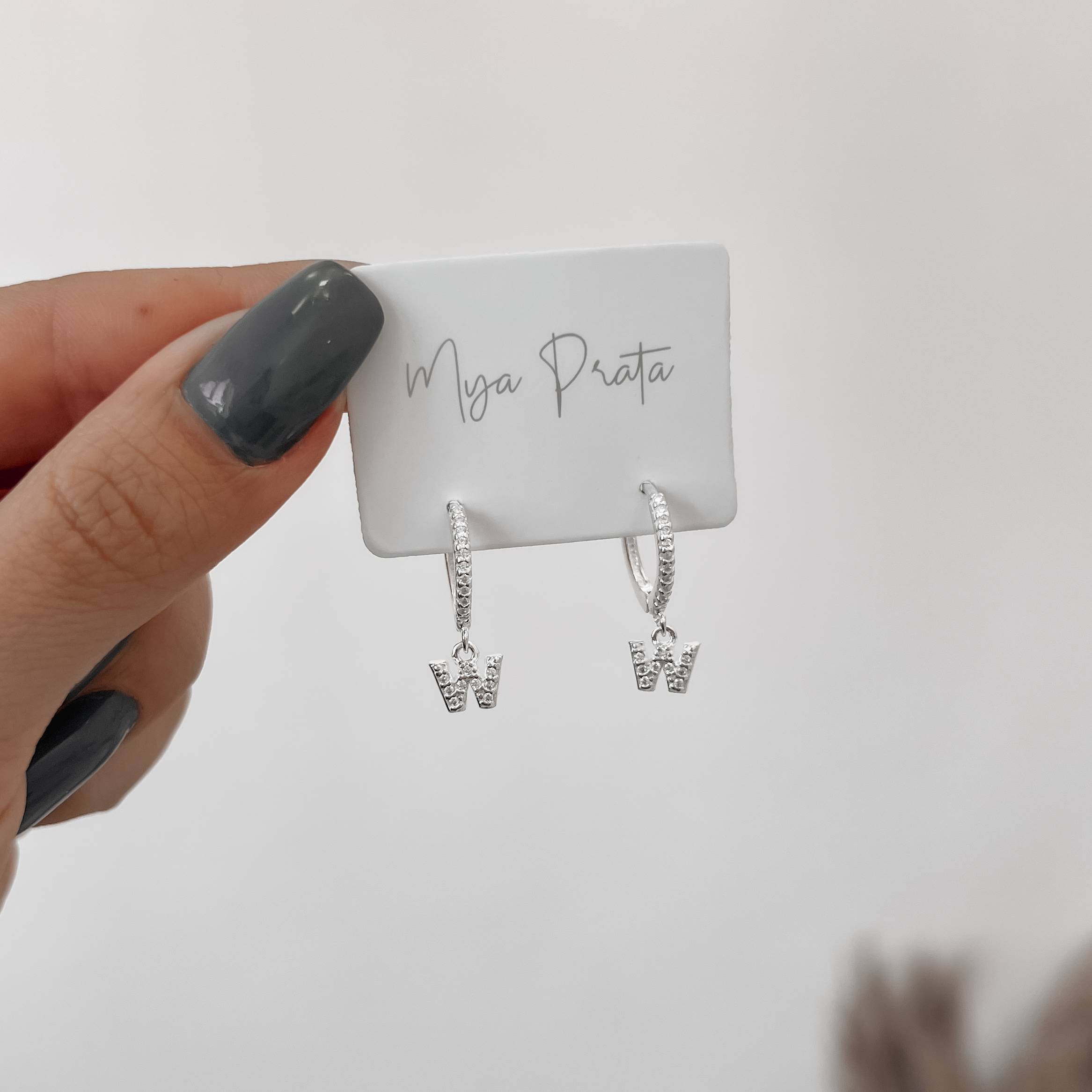 Imagem Argola click cravejada 14mm pingente letra W