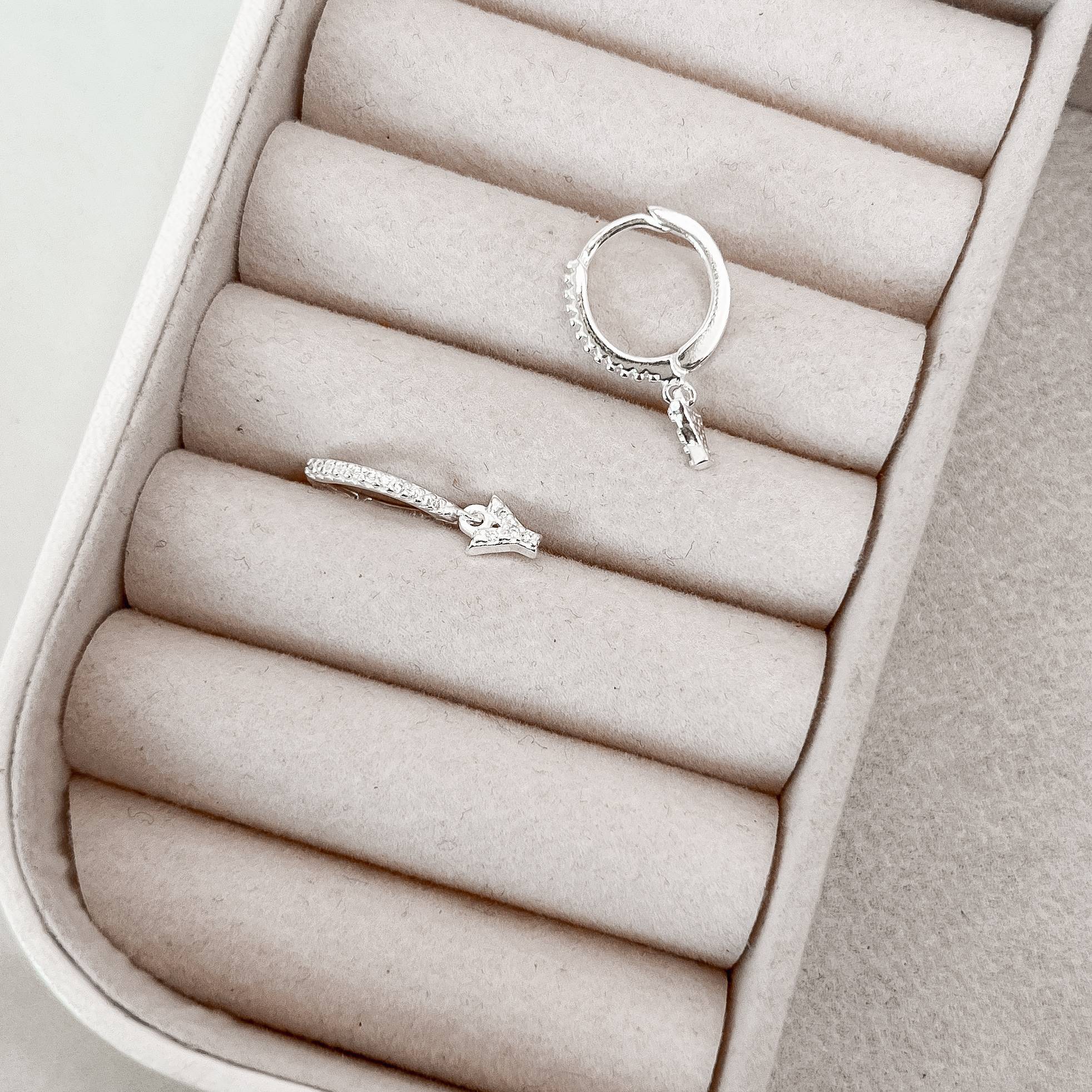 Argola click cravejada 14mm pingente letra Y