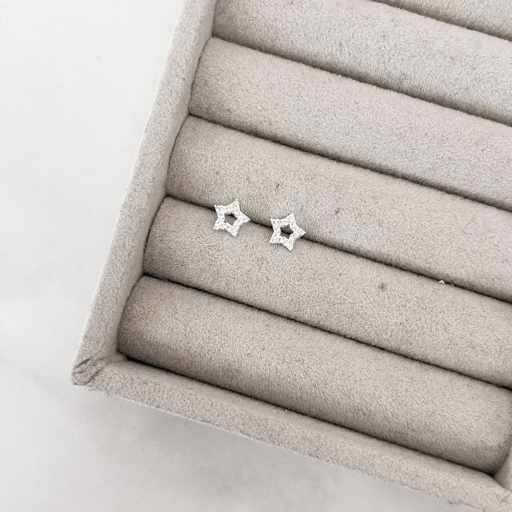 Imagem Brinco estrela vazada cravejada cristal 7mm