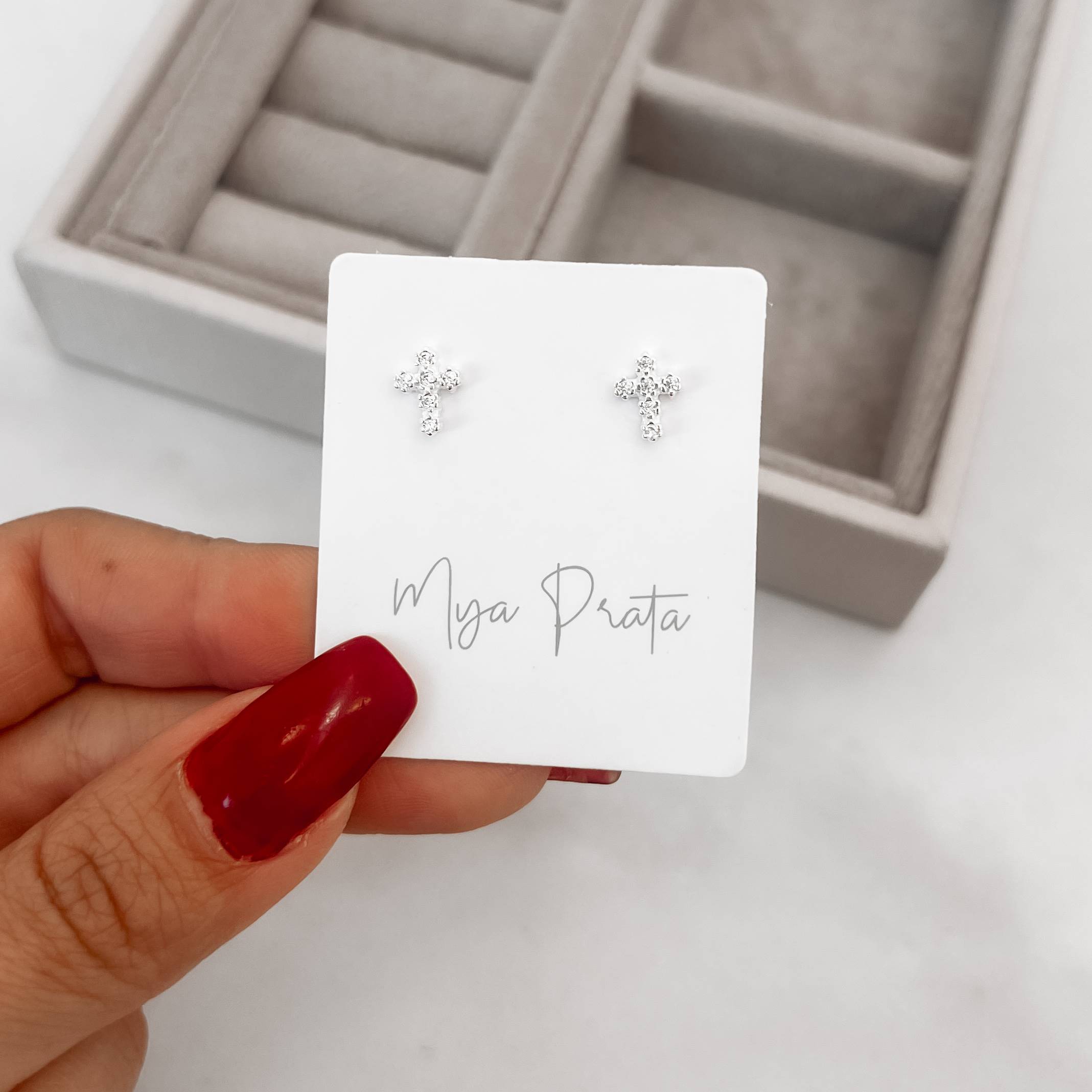 Imagem Brinco cruz com zircônias 8mm