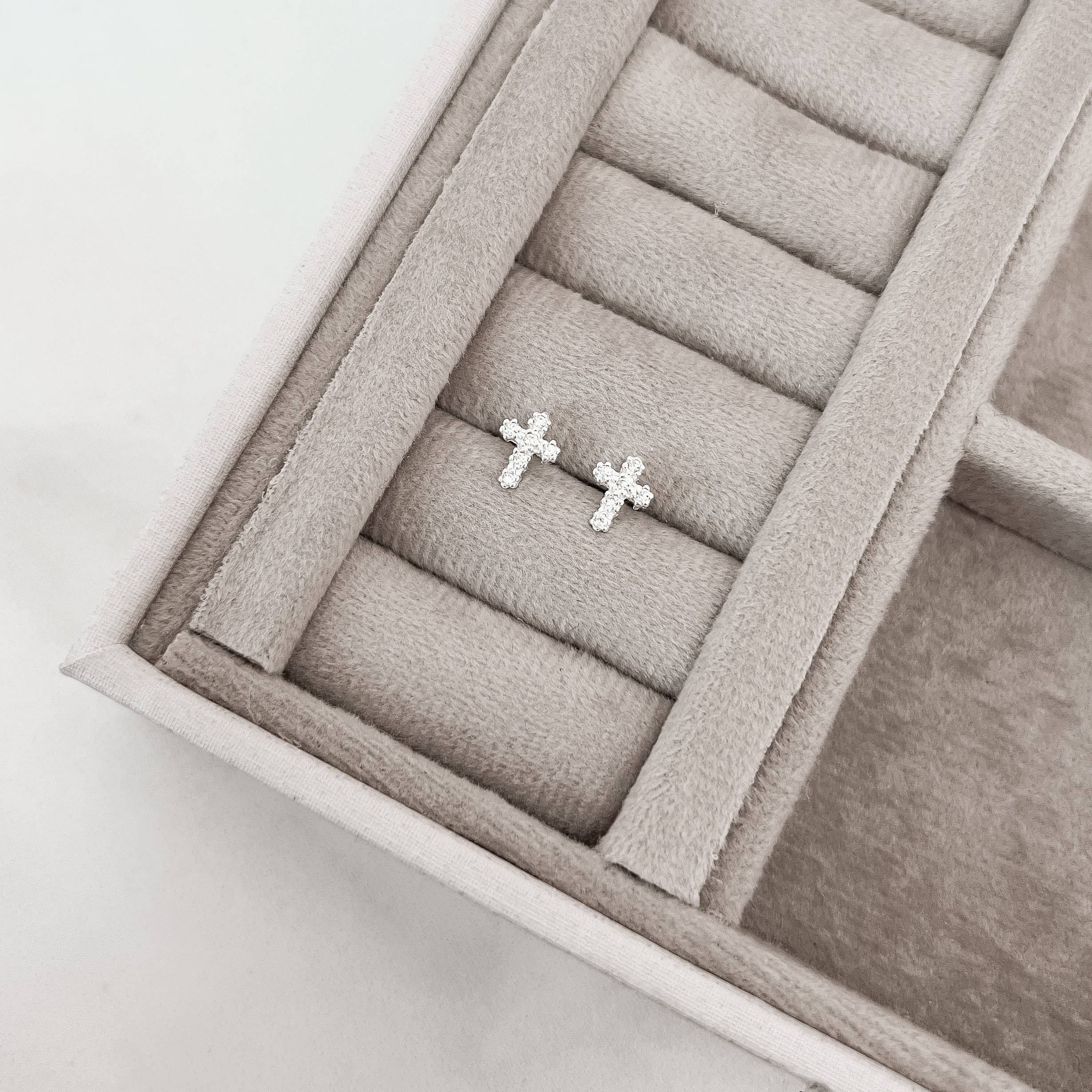 Imagem Secundária Brinco cruz com zircônias 8mm