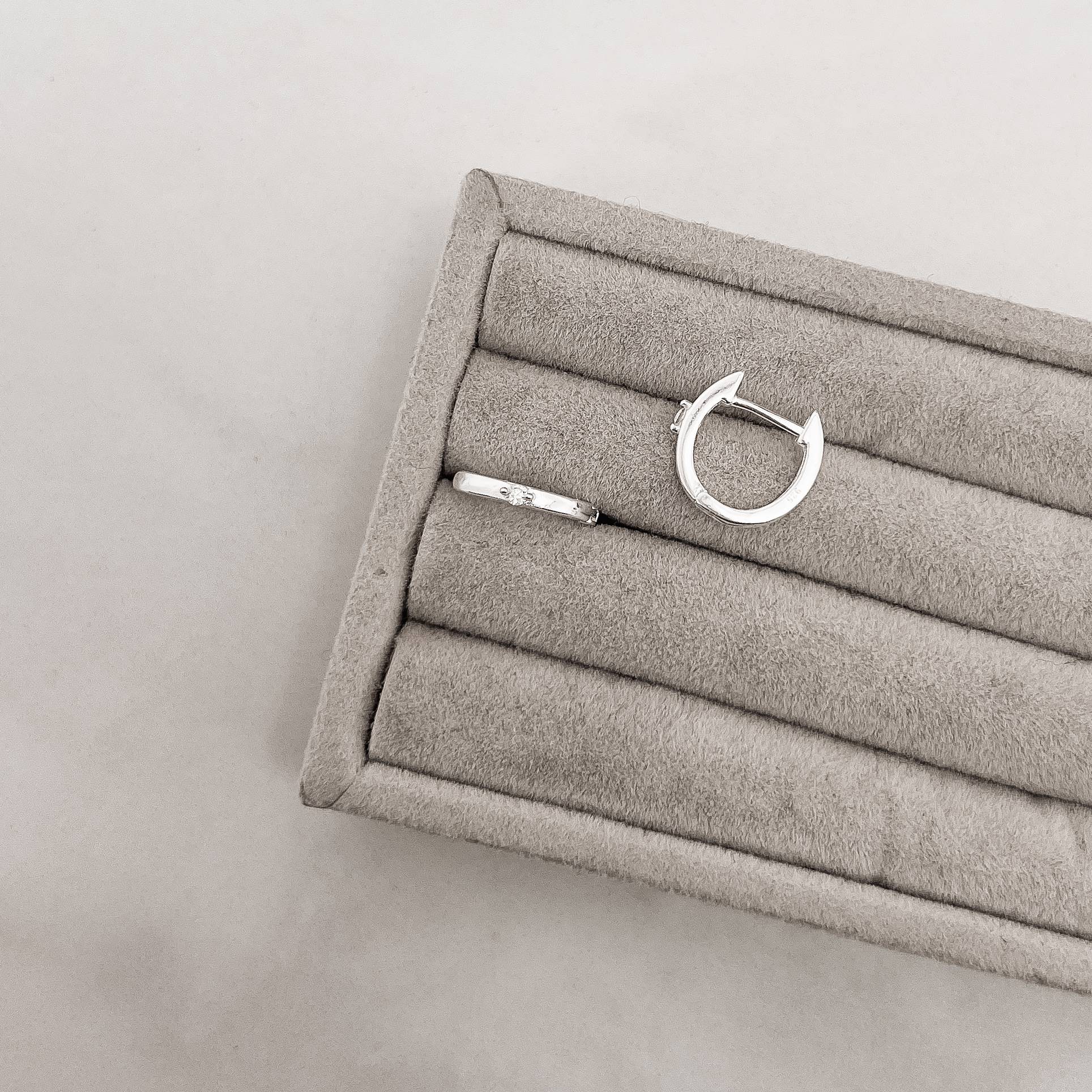 Imagem Secundária Argola click 11mm detalhe zircônia cristal