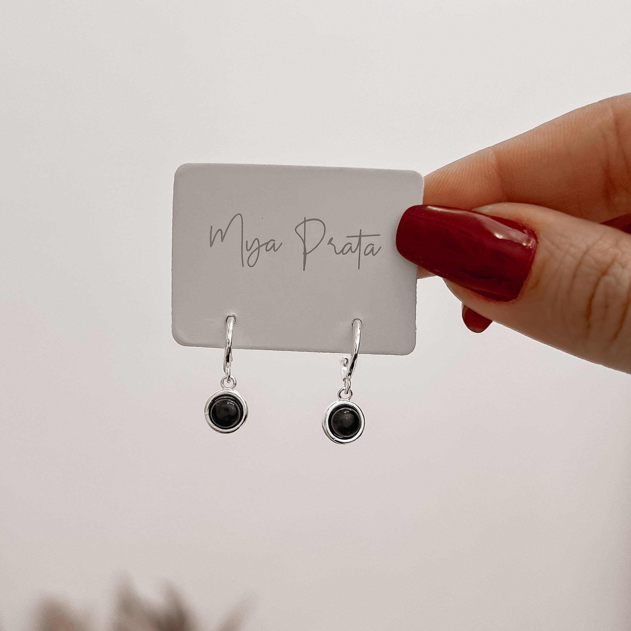 Argola 10mm pingente pedra ônix tarraxa