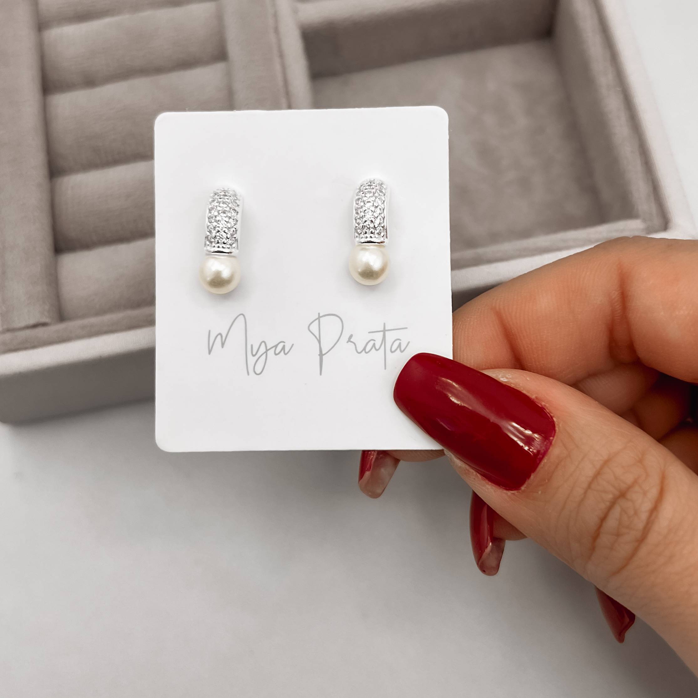 Imagem Brinco meia argola cravejada com pérola 15mm tarraxa