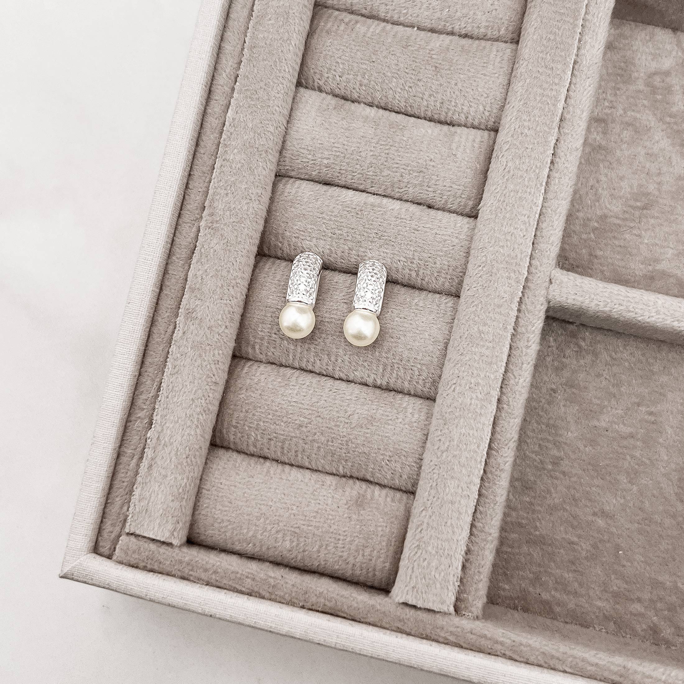 Imagem Secundária Brinco meia argola cravejada com pérola 15mm tarraxa