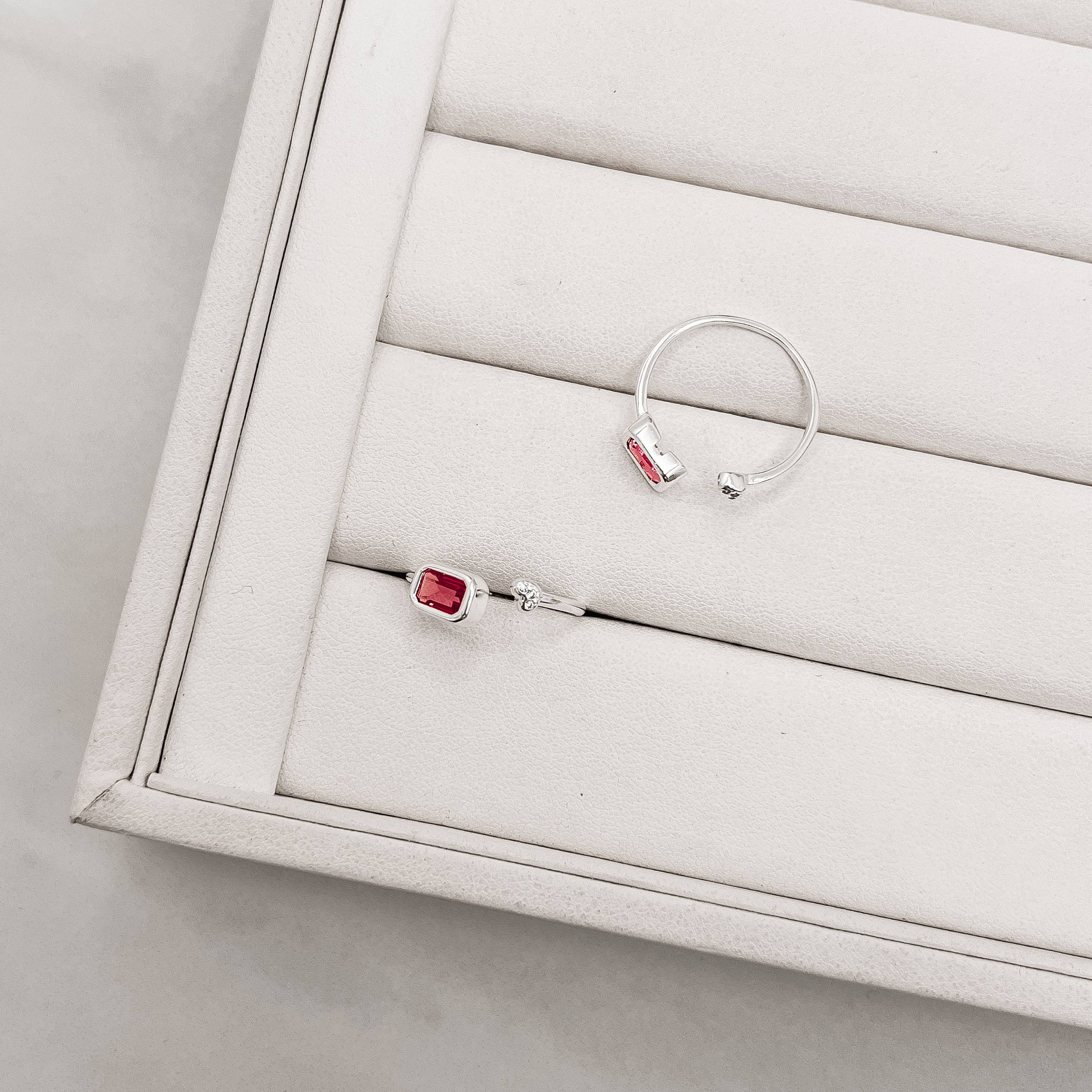 Anel zircônia retangular cereja e coração cravejado regulável G