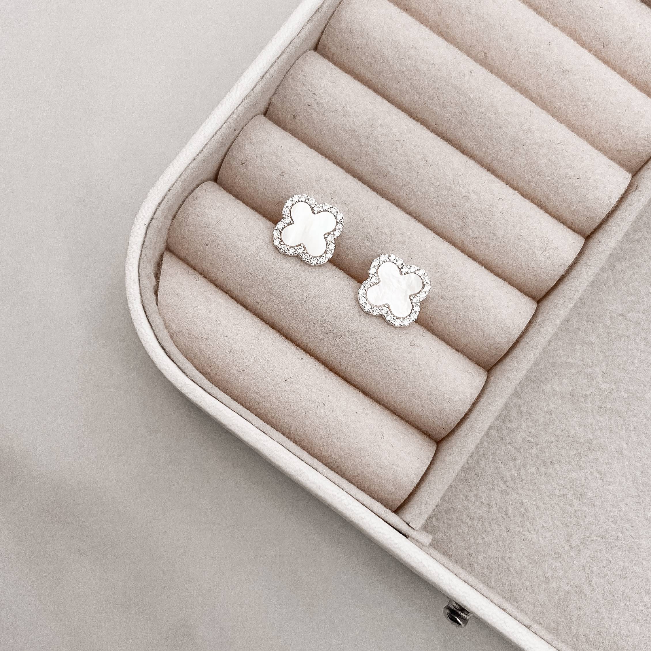 Imagem Brinco trevo madrepérola com cravejado 12mm