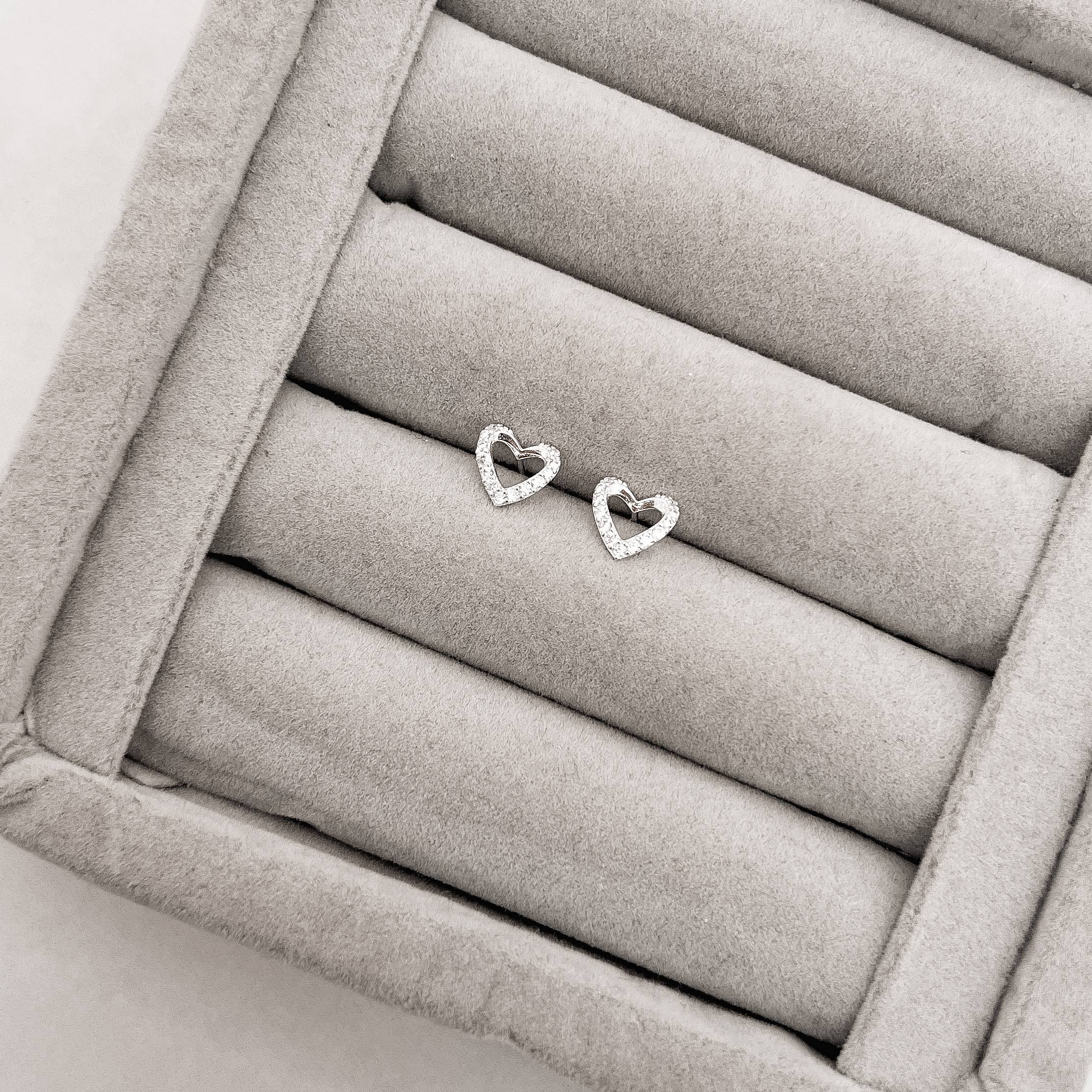 Brinco coração vazado com zircônias 8mm