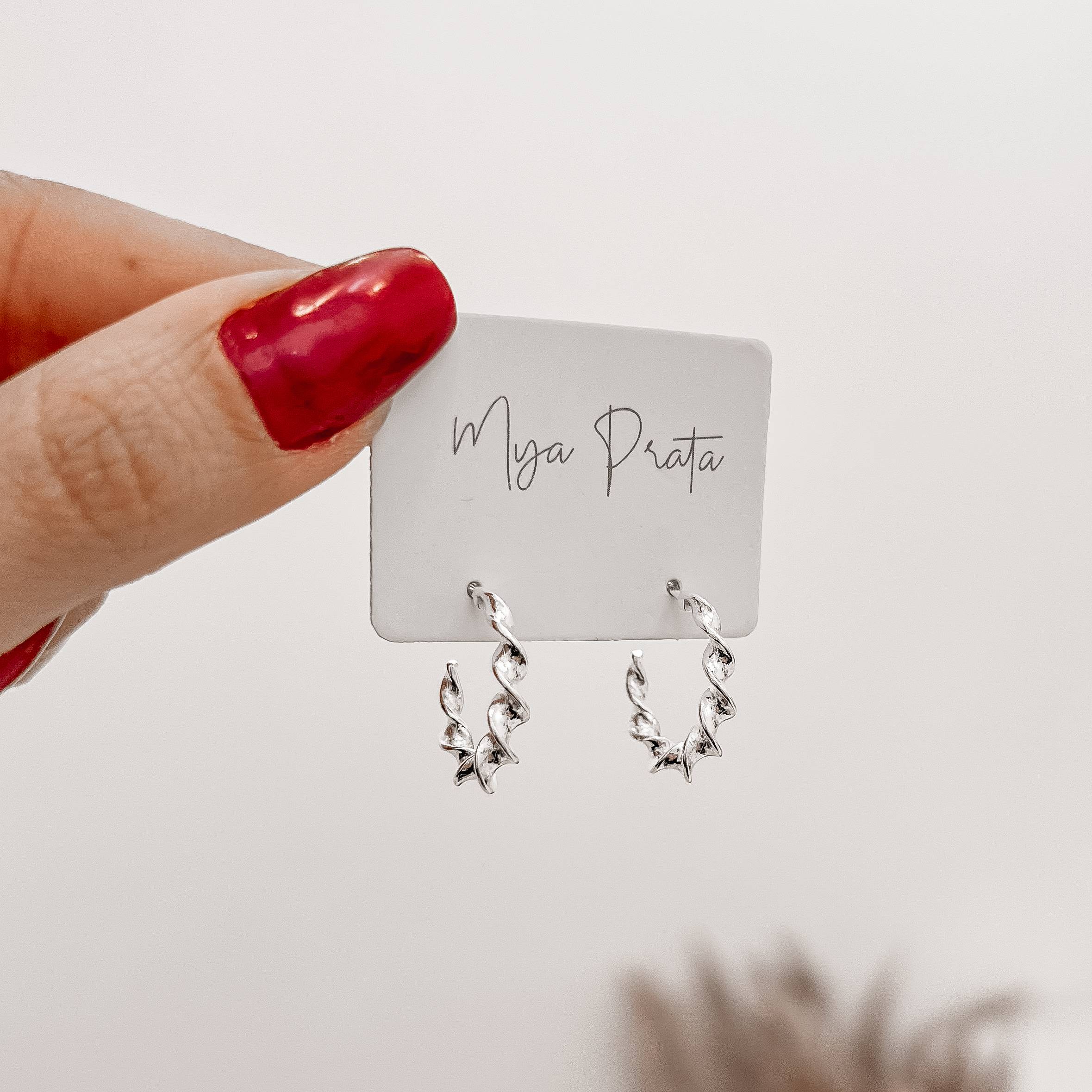 Imagem Argola oval torcida 20mm tarraxa