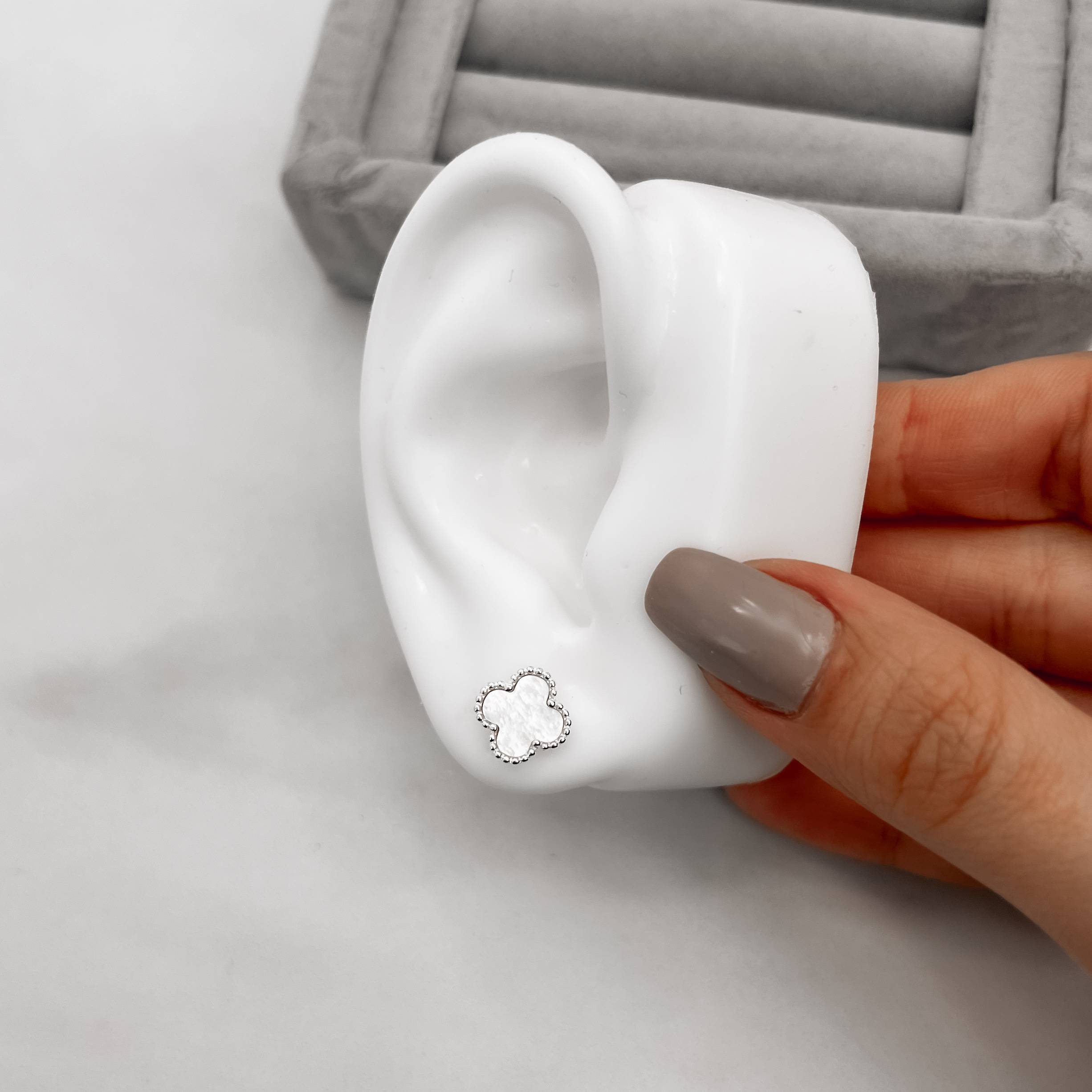 Imagem Secundária Brinco trevo madrepérola com bolinhas 10mm