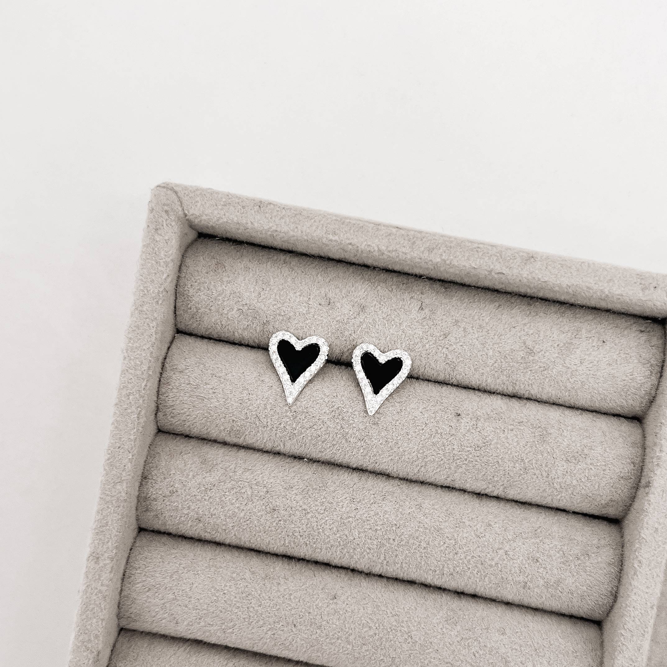 Imagem Brinco coração pedra ônix com cravejado 11mm