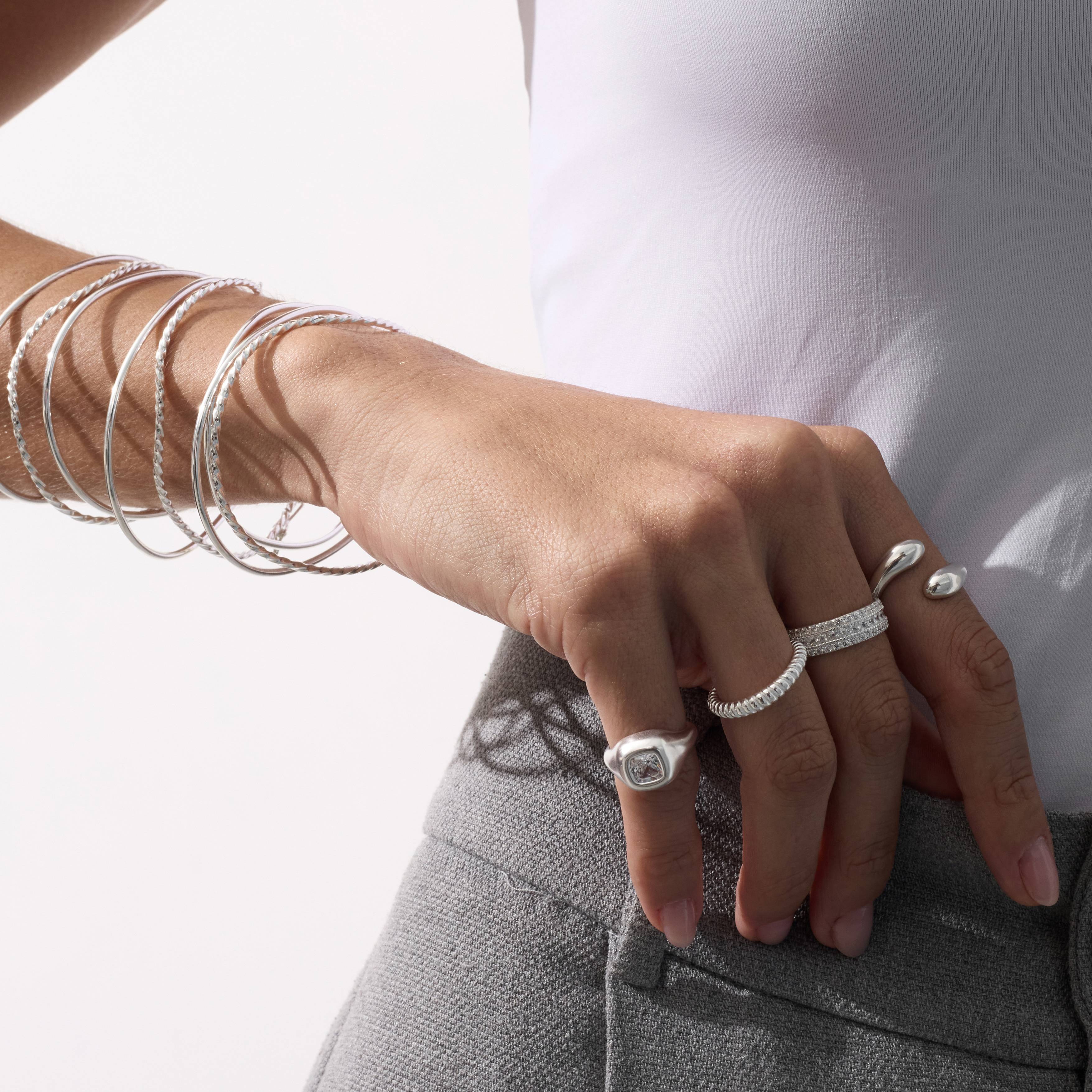 Imagem Secundária Anel aliança com cravejado triplo