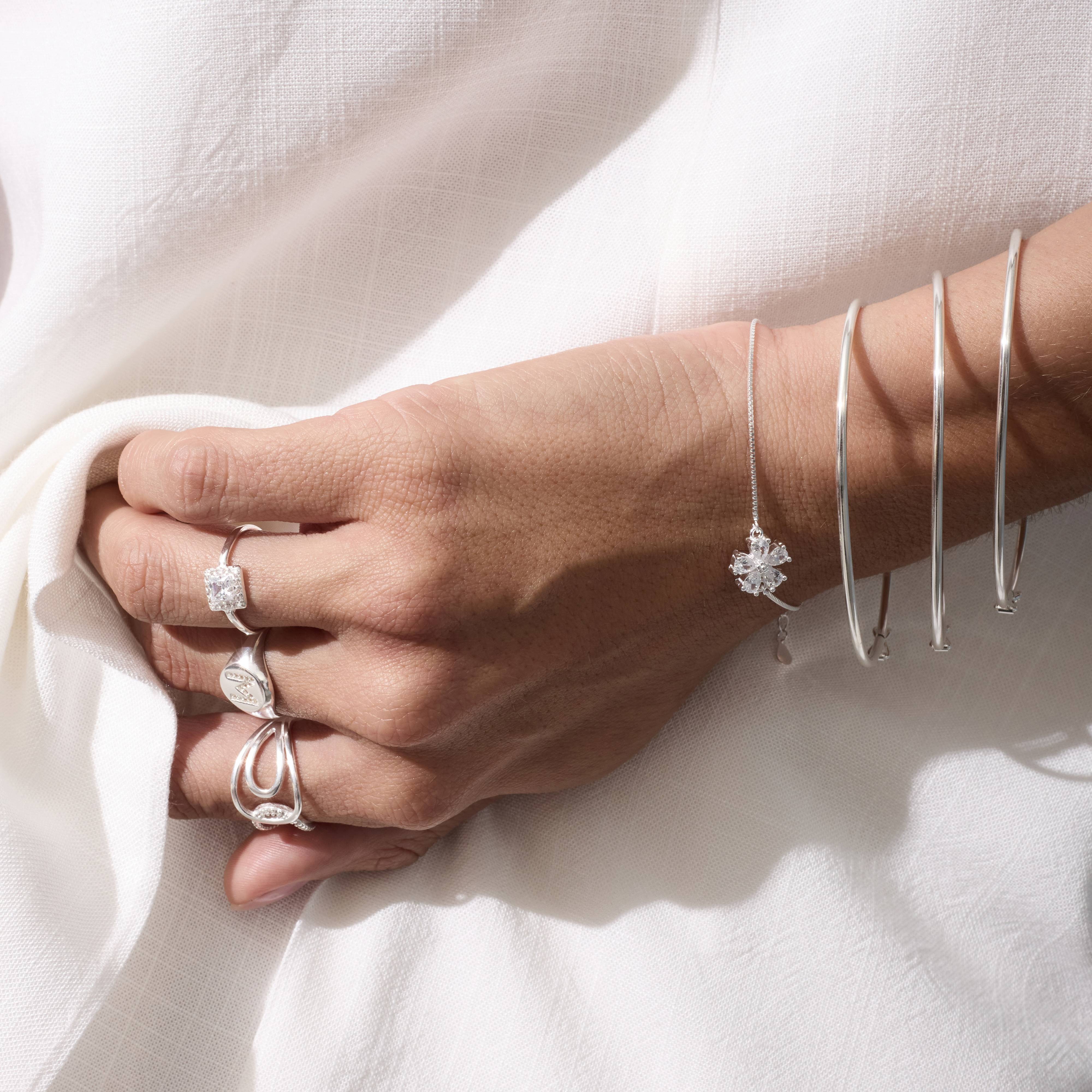 Imagem Secundária Anel oval letra M cravejada regulável P