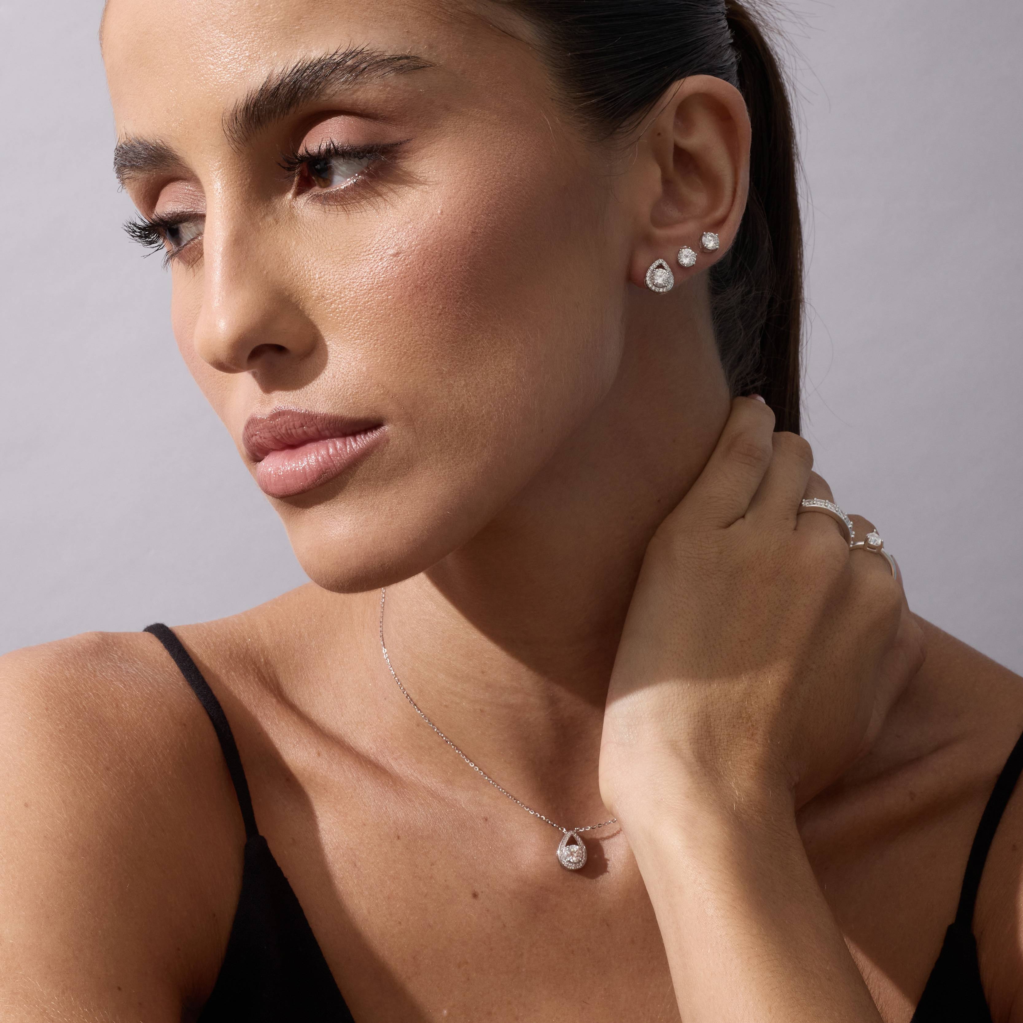 Imagem Secundária Colar entremeio moissanite 5mm com gota vazada cravejada corrente cadeadinho 45cm ródio