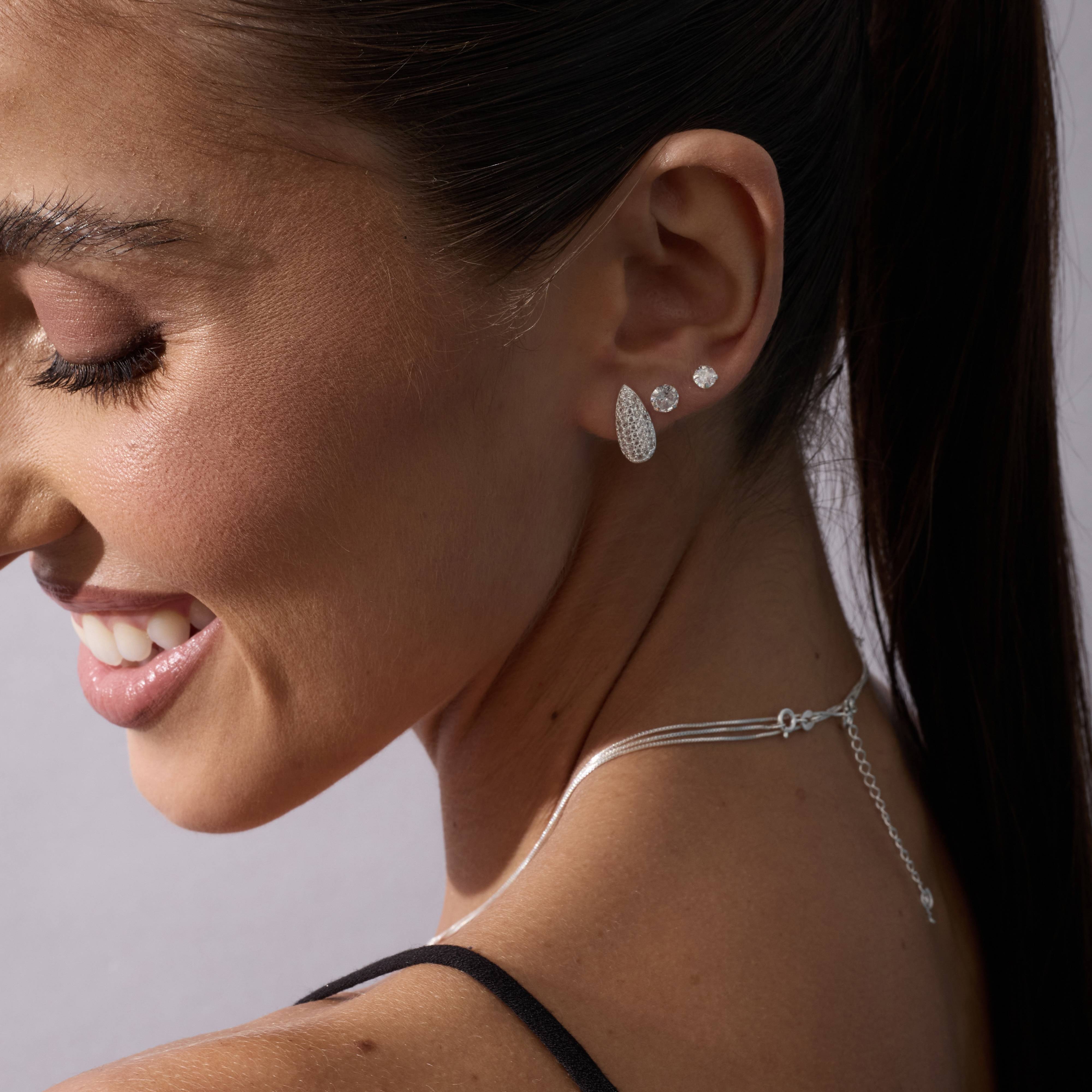 Imagem Secundária Brinco gota alongada cravejada 15mm