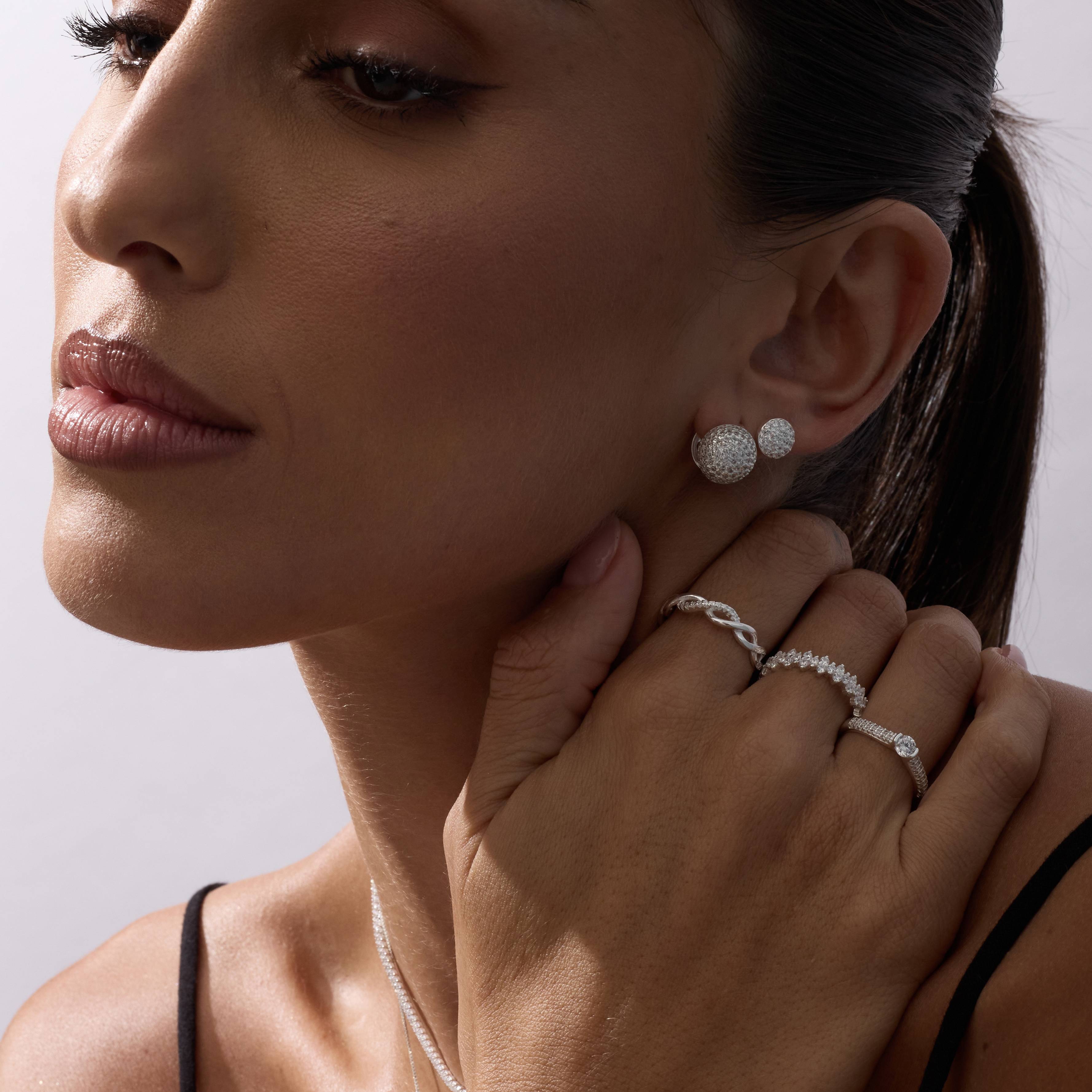 Imagem Secundária Argola click círculo cravejado 12mm detalhe flor vazada