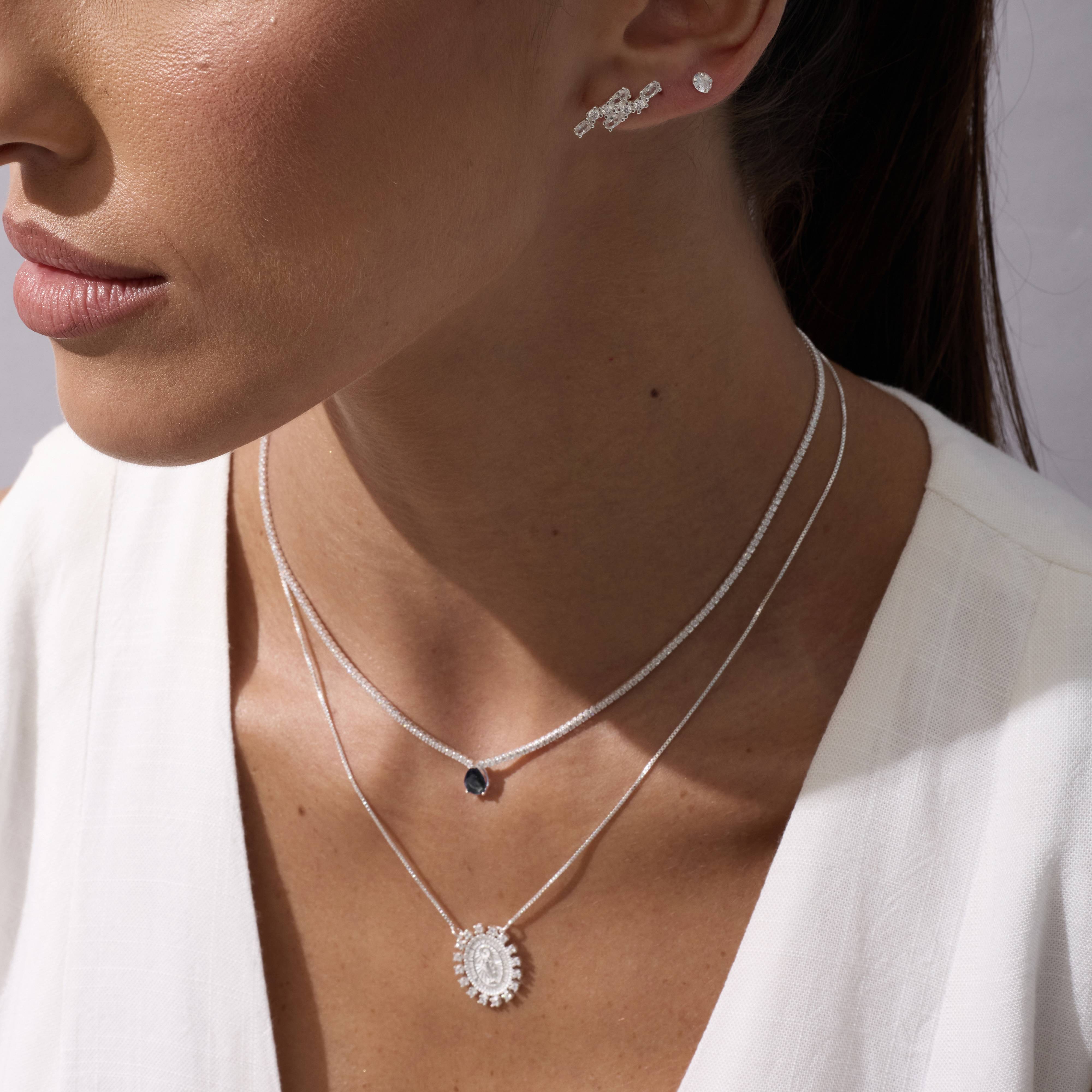 Imagem Secundária Colar entremeio medalha Nsa. Sra. das Graças com zircônias 19mm v15 45cm