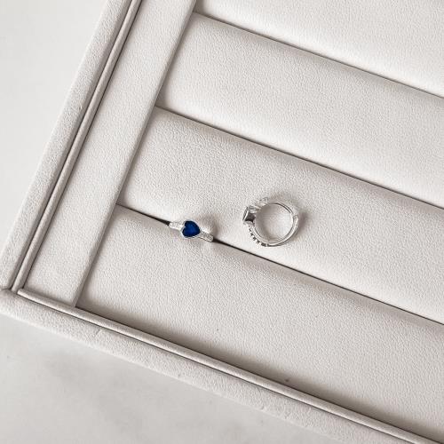 Argola click cravejada 11mm detalhe zircônia coração azul