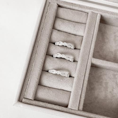 Anel zircônias navete e redonda detalhe bolinhas