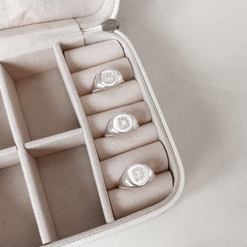 Anel letra D cravejada dedinho