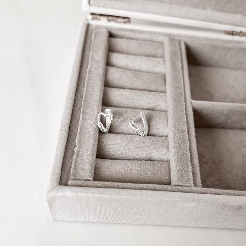 Argola click coração vazado com zircônias 12mm