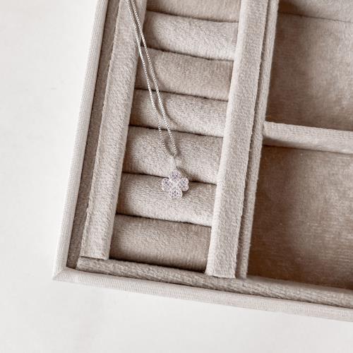 Colar pingente trevo cravejado rosa e lilás 9mm 40cm