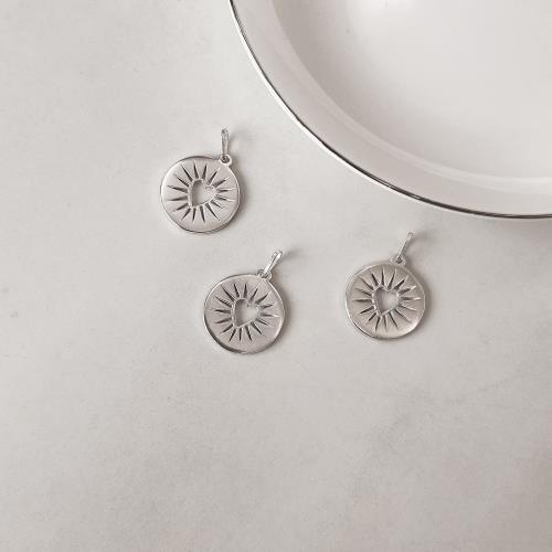 Pingente medalha coração com detalhes 18mm