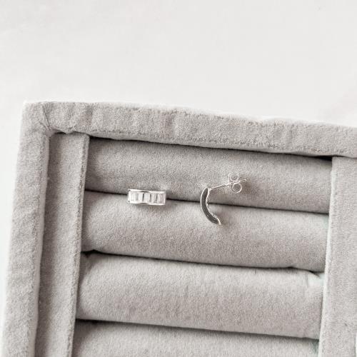 Brinco meia argola zircônias retangulares 12mm tarraxa