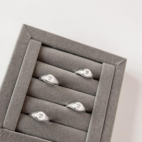 Anel oval com zircônia coração