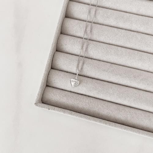Colar pingente coração vinco metade cravejada 8mm 45cm