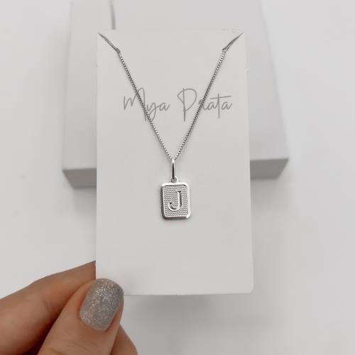 Colar pingente placa letra J 12mm 45cm