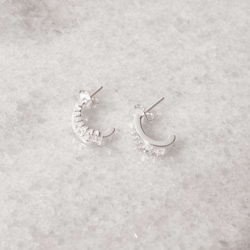 Brinco meia argola com zircônias retangulares 13mm tarraxa